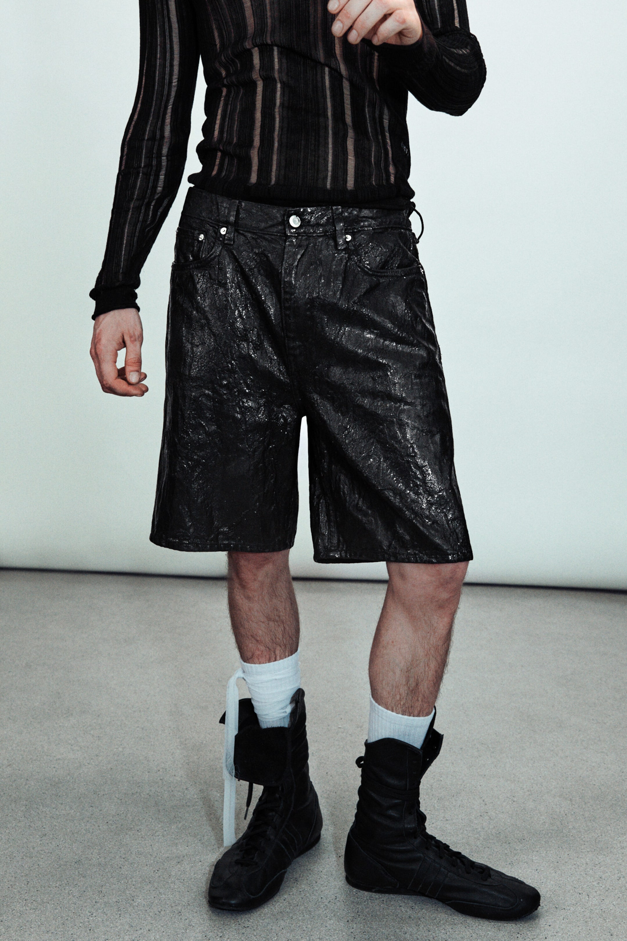 Black - Loose Low Rise Coated Denim Shorts - 2