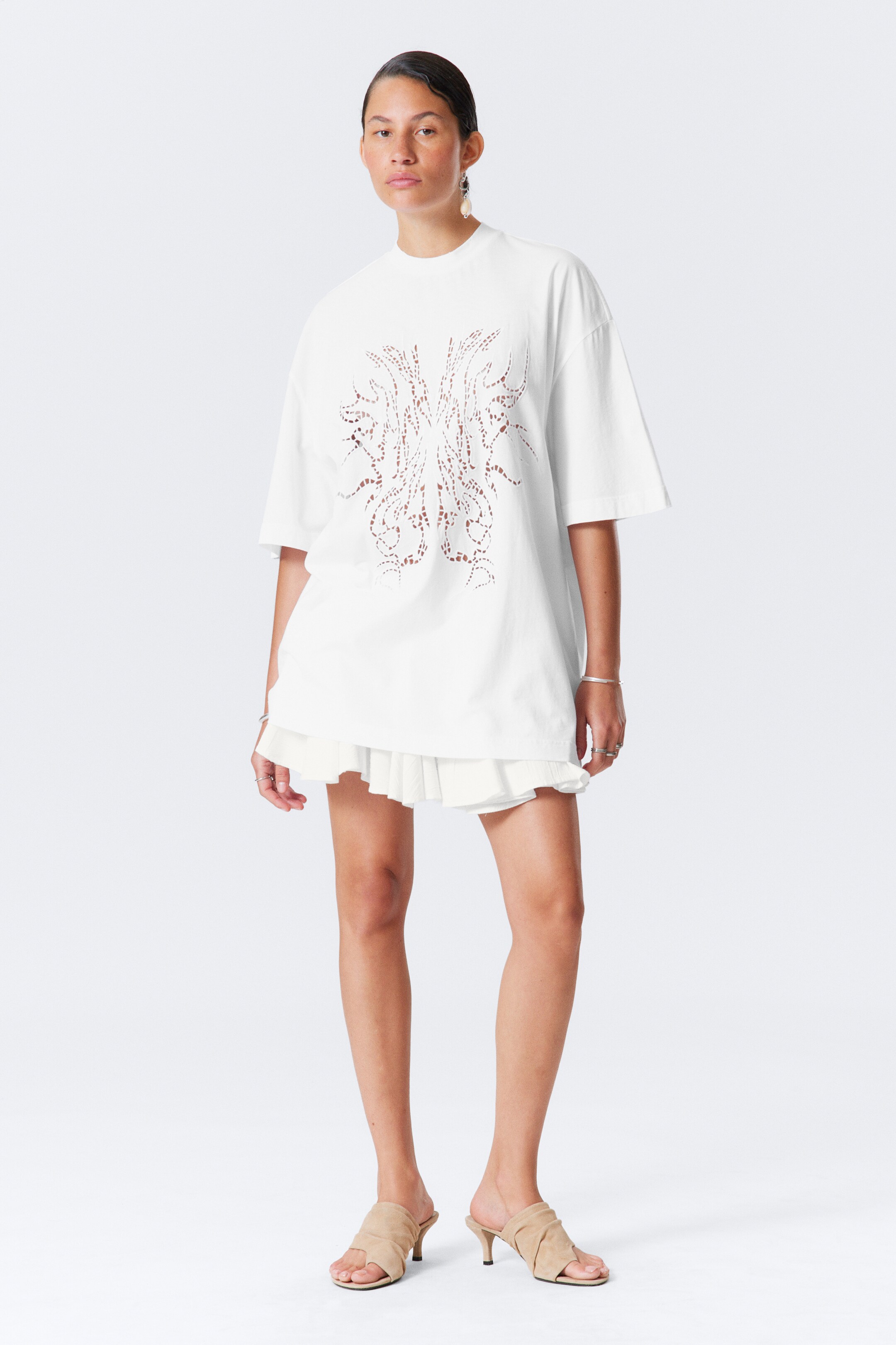 Visualizza immagine più grande: T-shirt oversize con ricamo a punto inglese - Bianco - DONNA | H&M IT 2