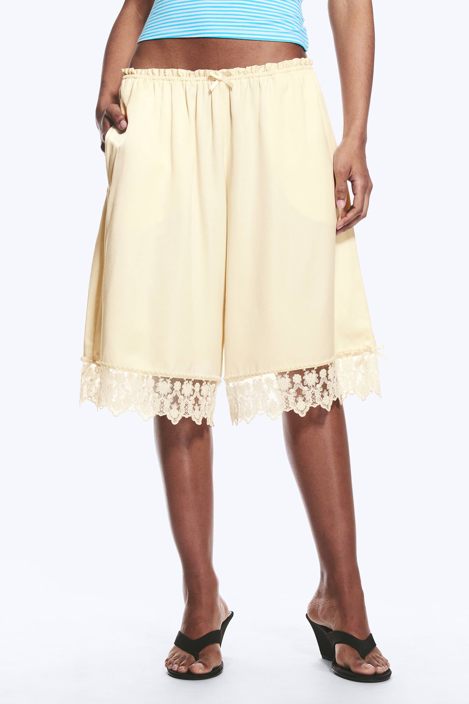 Pantaloncini in raso con pizzo-Bianco polvere - 6
