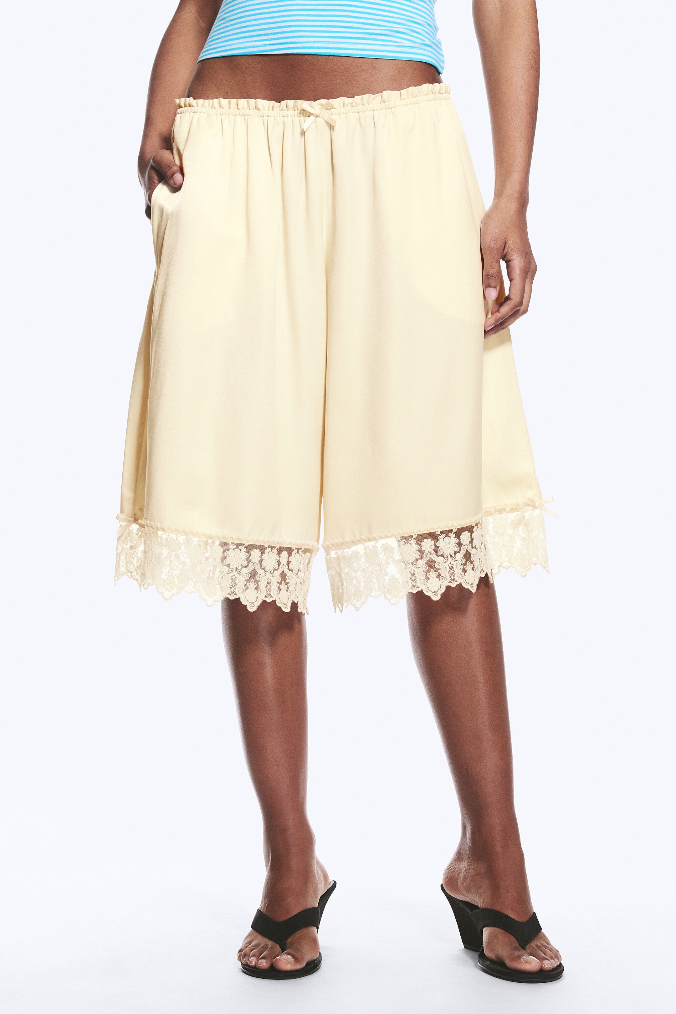 Dimvit - Satinshorts med spets - 2