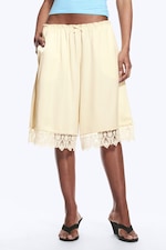 Dimvit - Satinshorts med spets - 1