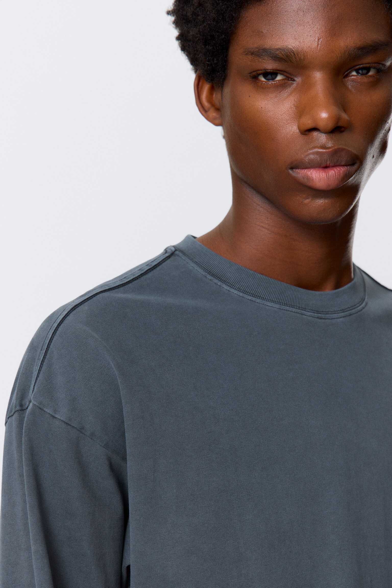 Großartiges Longsleeve in Boxy-Passform - Verwaschenes Blau/Schwarz/Dunkelbraun/Weiß/Dunkelgrün/Hellgrau meliert - 3