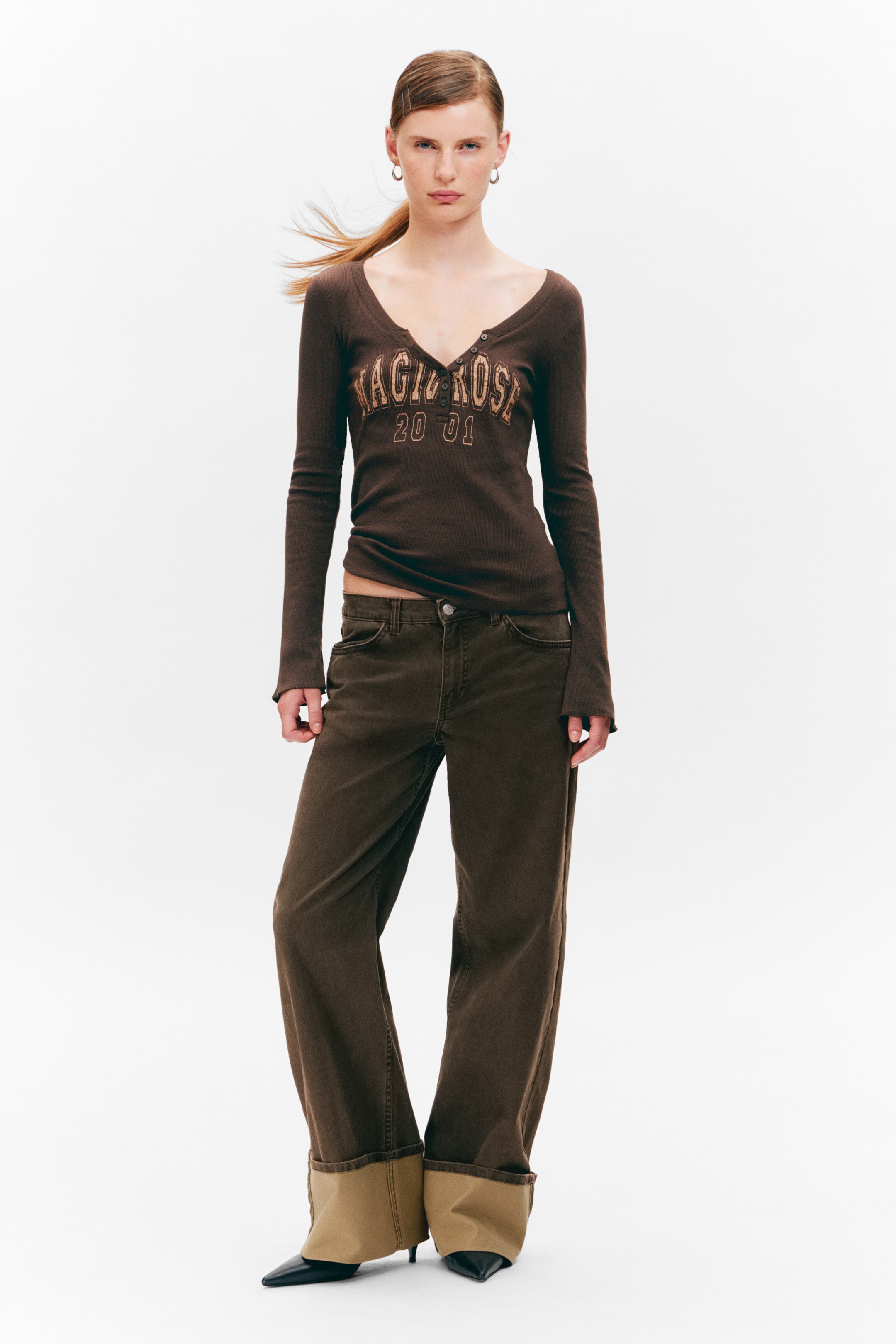 Grösseres Bild ansehen: Figurbetontes Langarm-Top mit V-Ausschnitt - Braun - DAMEN | H&M CH 2