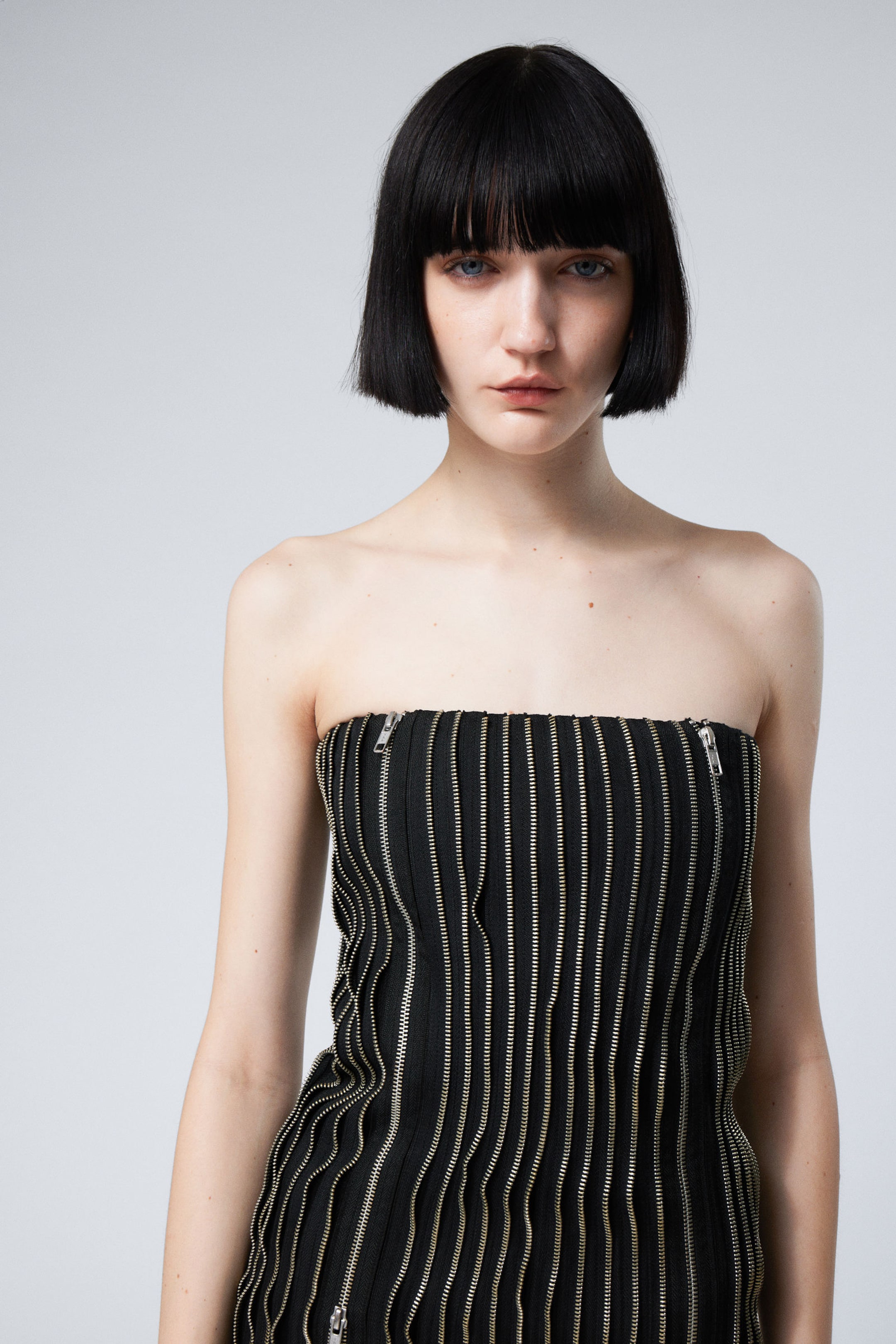 Schwarz - Schlauchkleid mit Reißverschluss-Details - 2