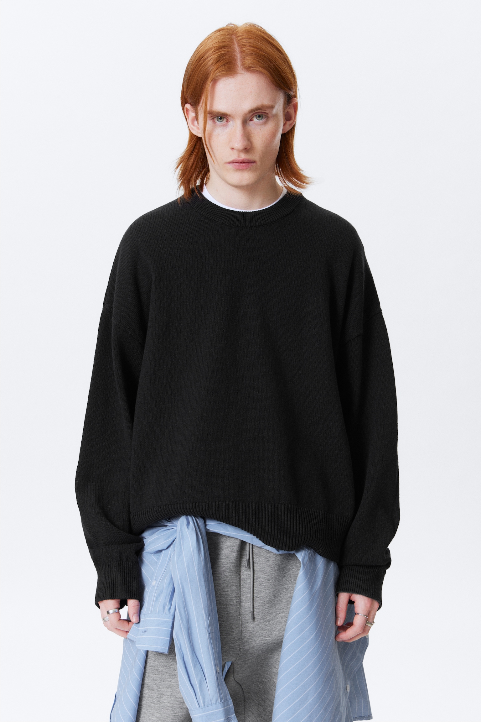 Pletený oversized bavlnený sveter s boxy strihom - Čierna/Light Dusty Blue