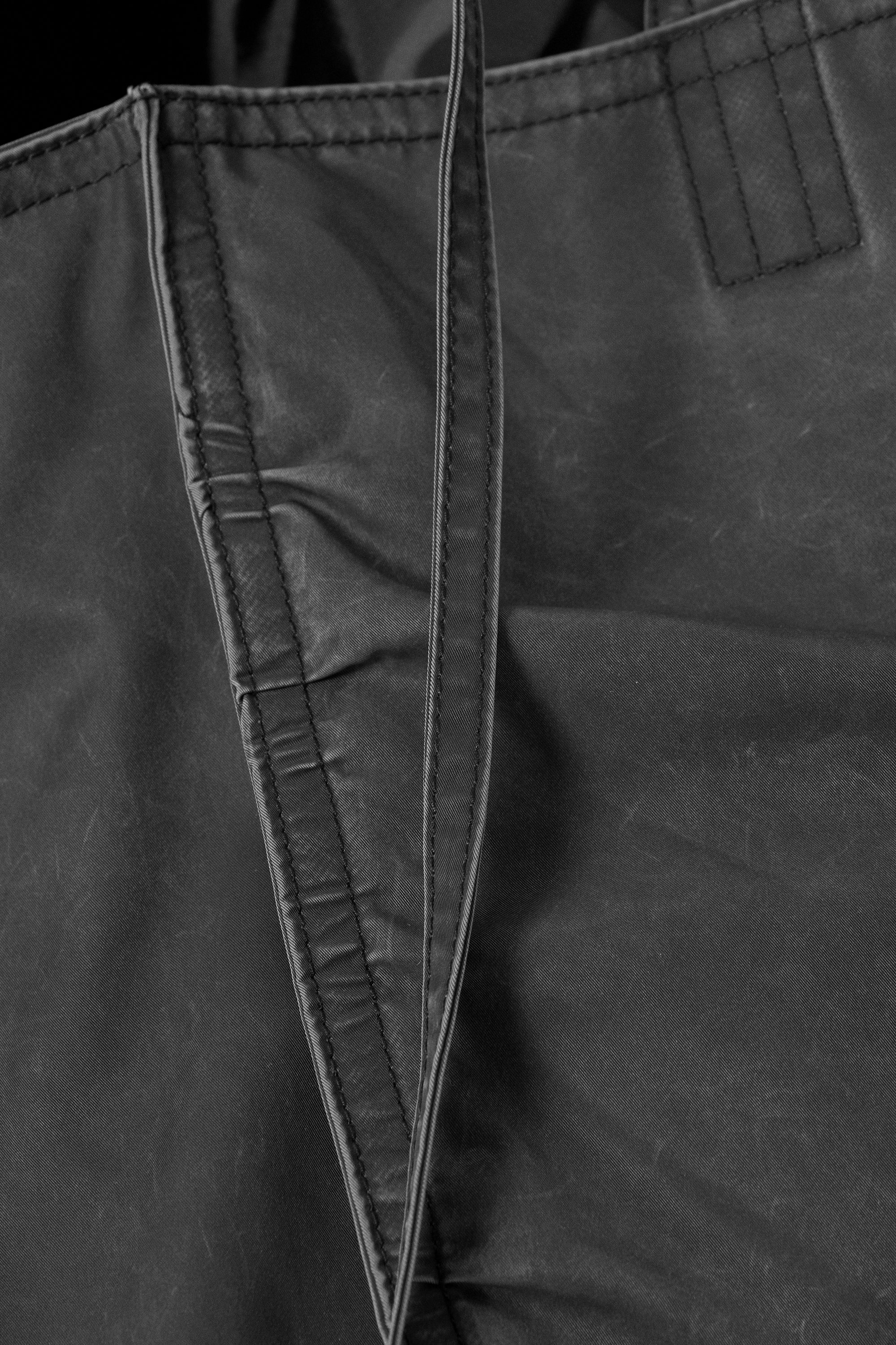 Verwaschenes Schwarz - Große Tragetasche in Washed-Optik - 5