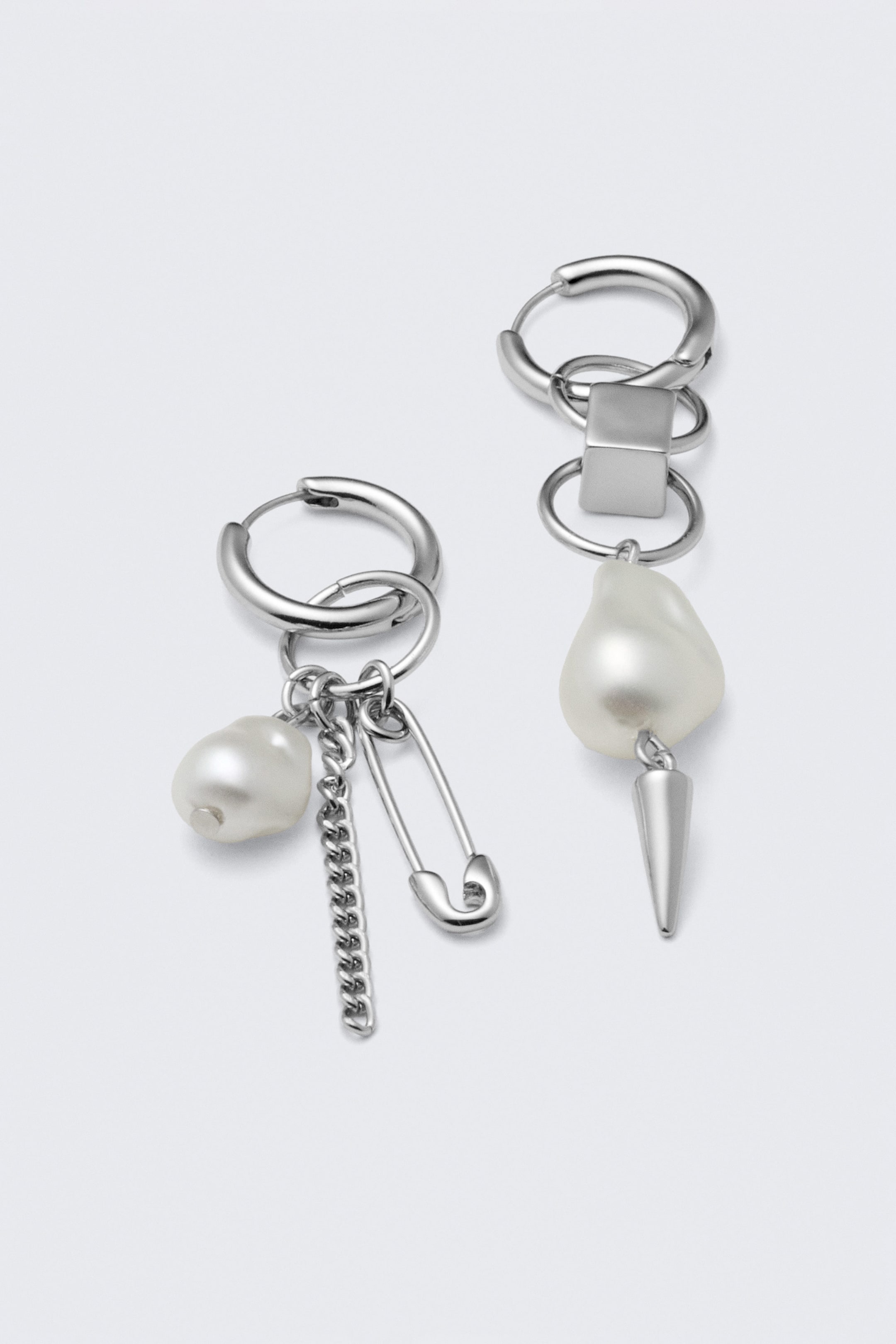 Silver - Asymmetriska pärl-Hoop-örhängen - 2