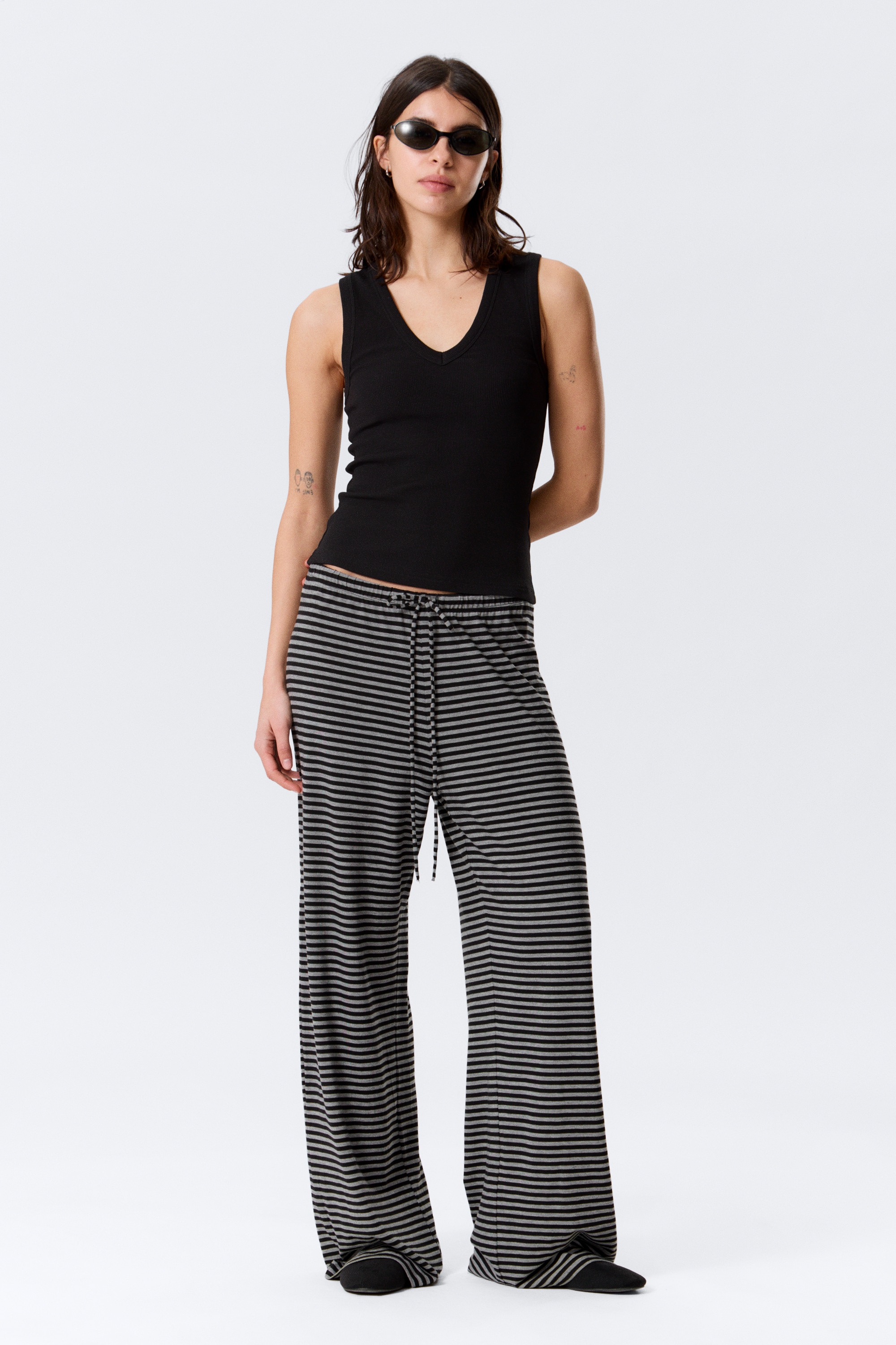 Pantaloni pull-on in lyocell con gamba wide - Strisce nere e grigie