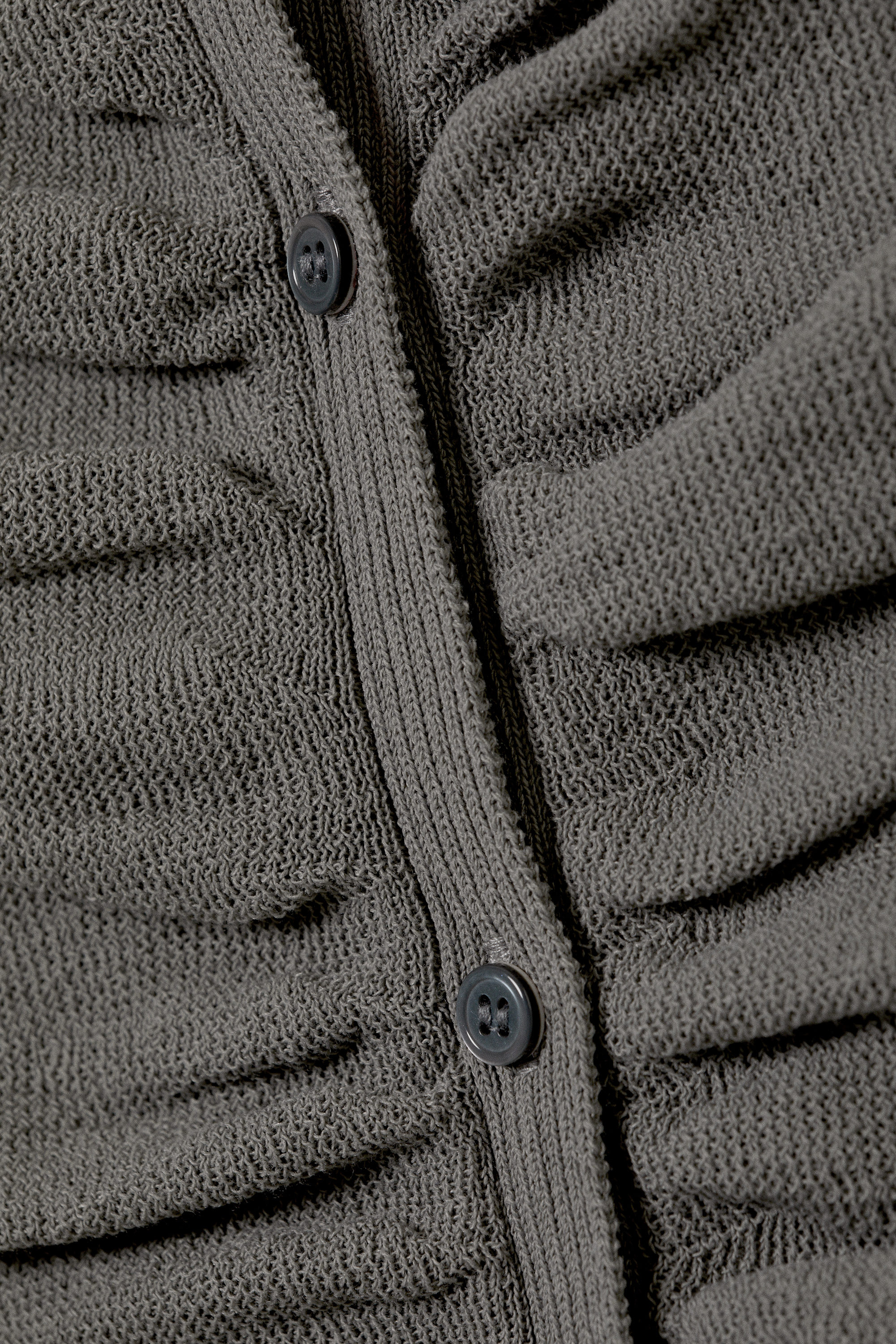 Dunkelgrau - Schmaler Cardigan mit geraffter Knopfleiste - 4