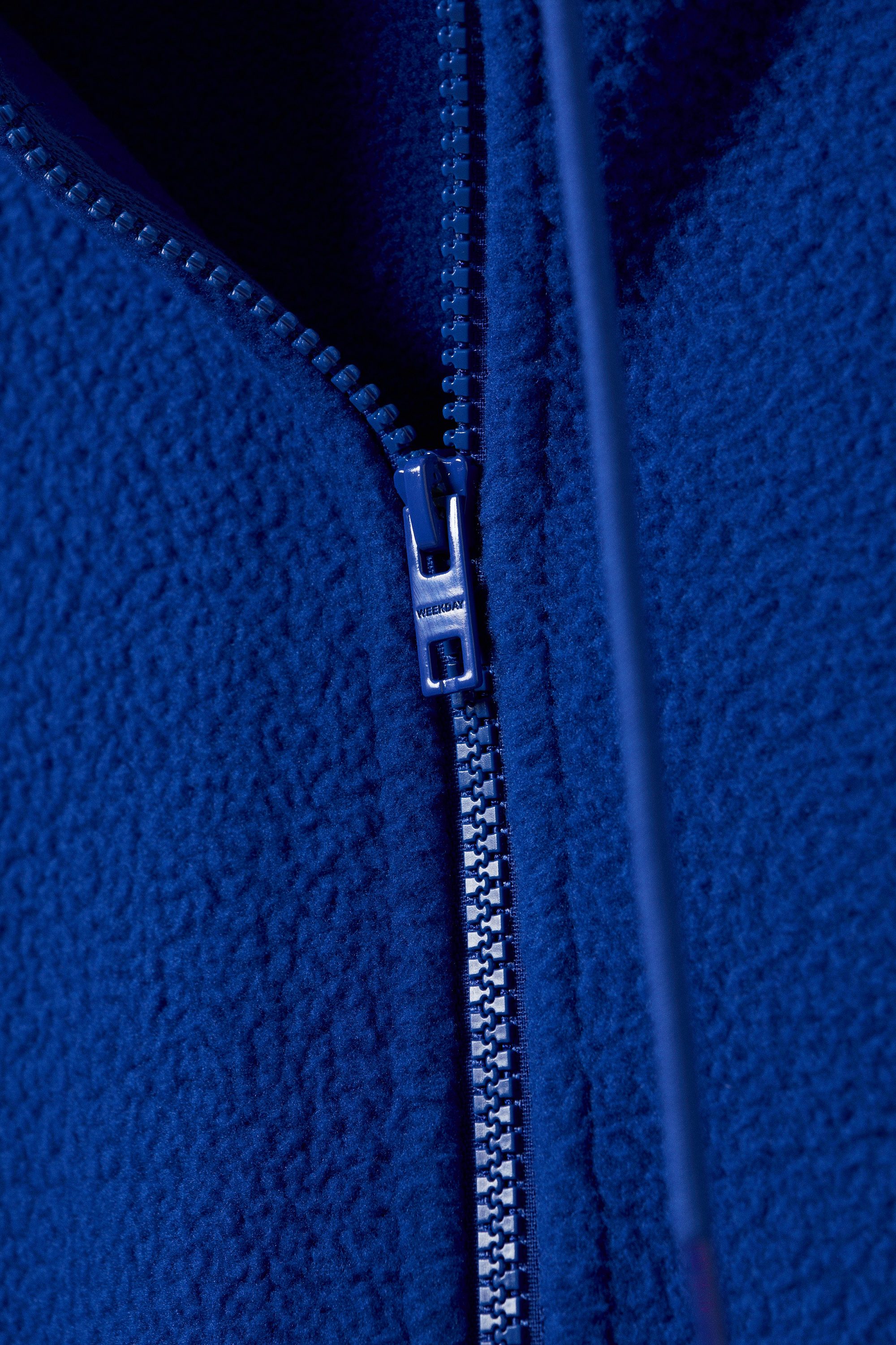 Leuchtendes Blau - Fleecepullover mit halbem Reißverschluss - 3