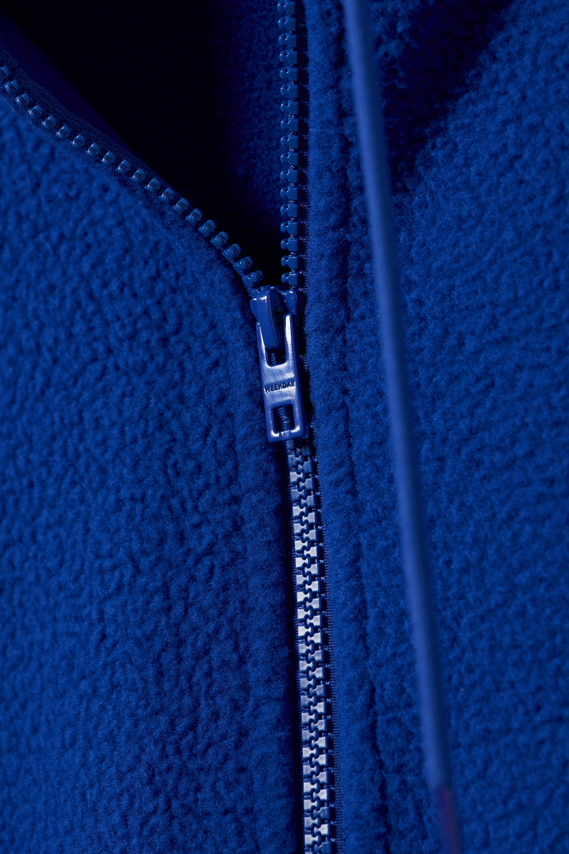 Leuchtendes Blau - Fleecepullover mit halbem Reißverschluss - 4