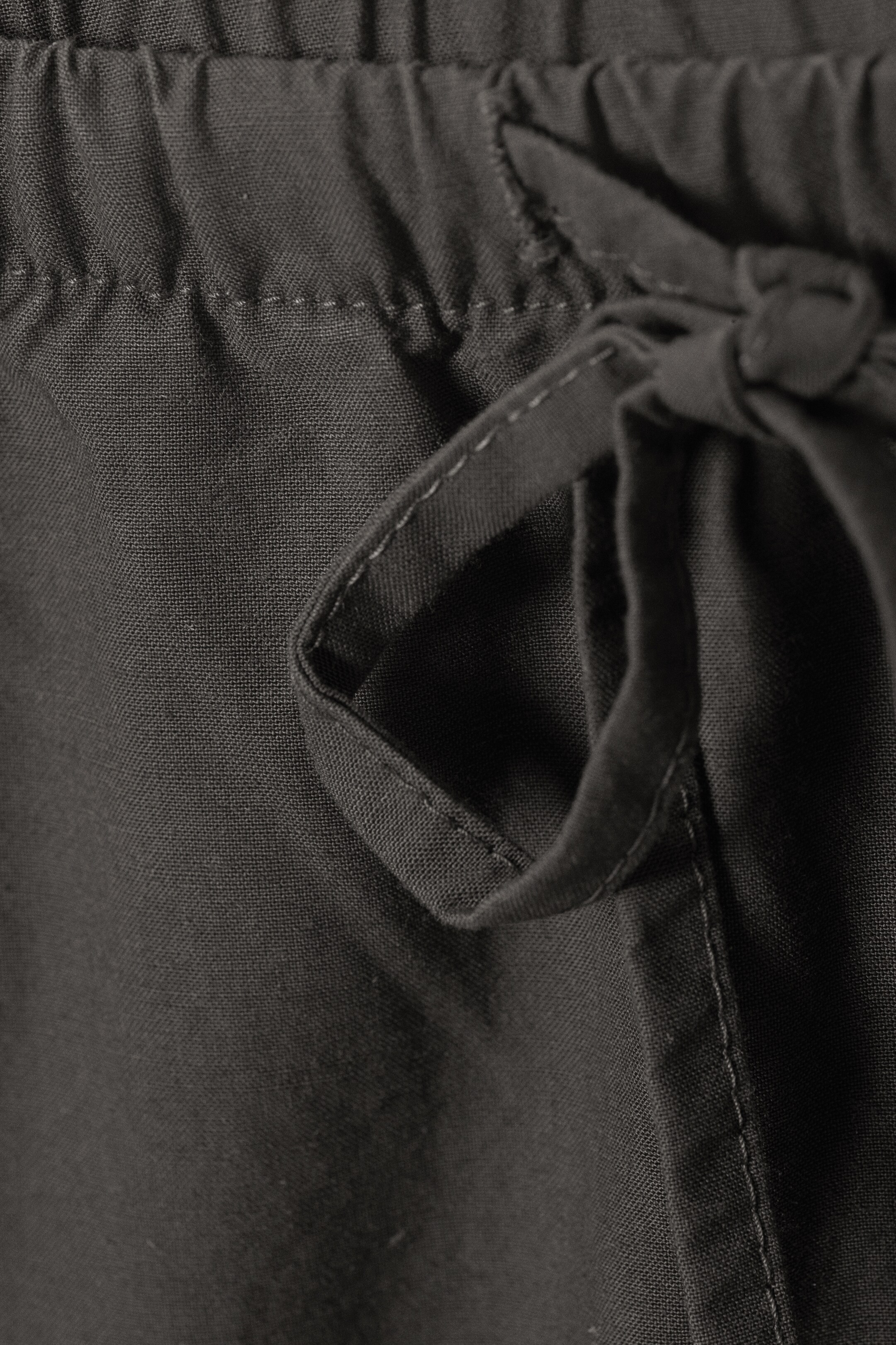 Visa större bild: Vida lågmidjade byxor med ledig passform - Mörkgrå - DAM | H&M FI 6