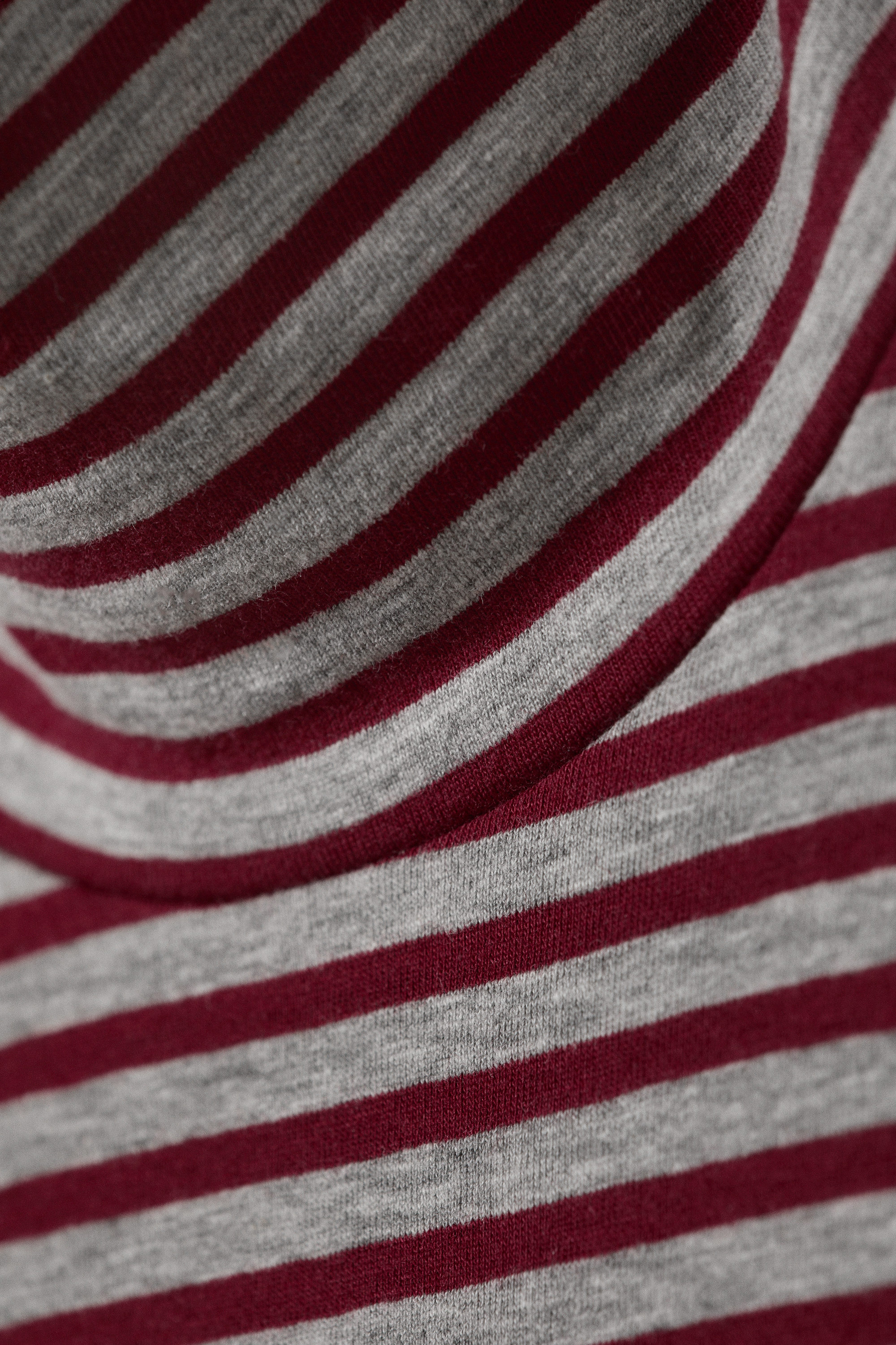 Graue und rote Streifen - Figurbetontes, gestreiftes Rollkragenoberteil - 4