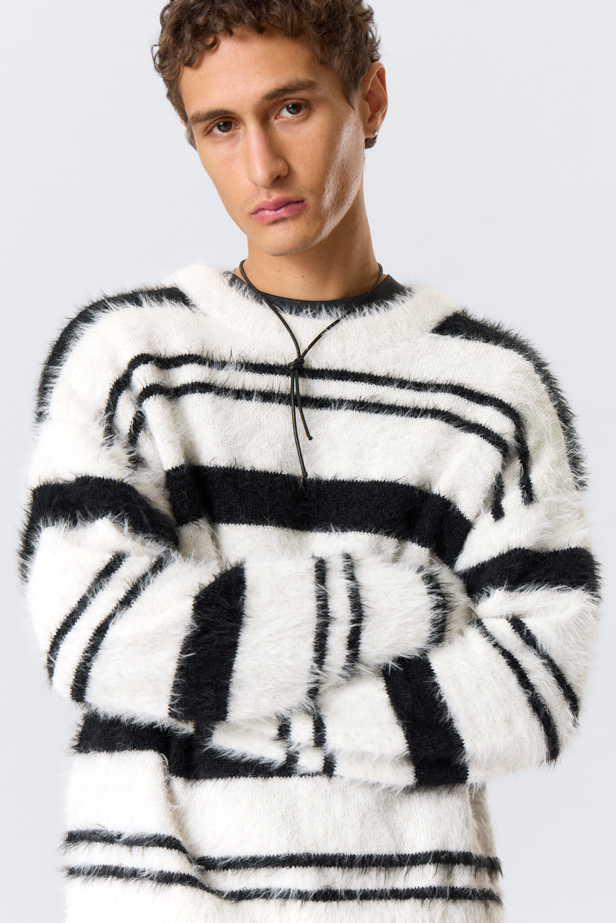 Schwarz & weiß gestreift - Gestreifter Strickpullover mit relaxtem Fit - 2