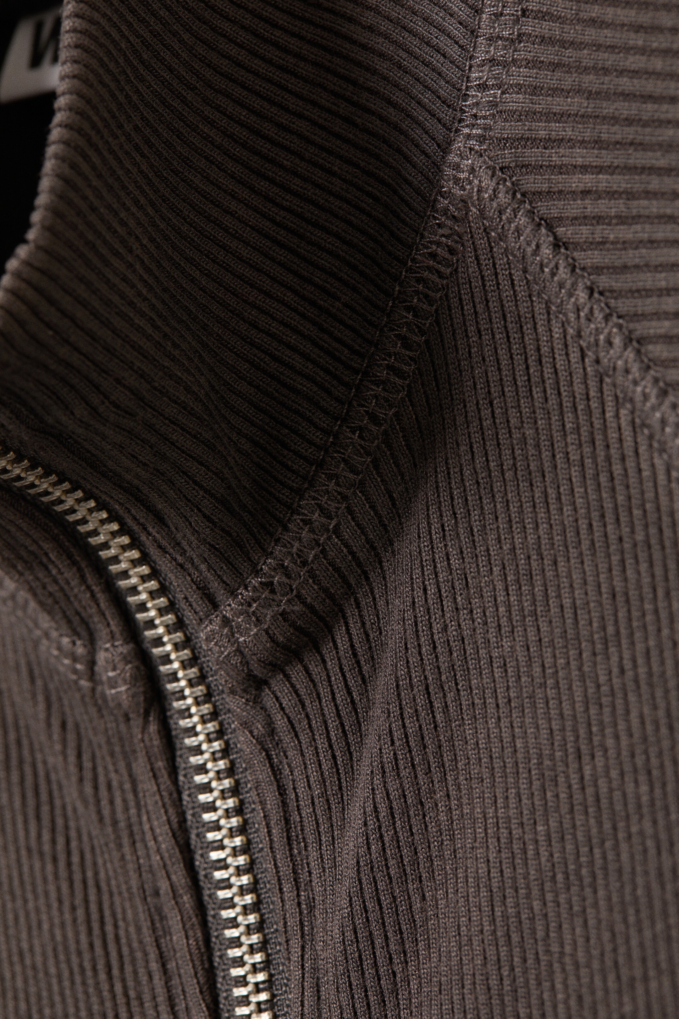 Zobraziť väčší obrázok: Ribbed Mock Neck Zip Top - Tmavosivá - ŽENY | H&M SK 2