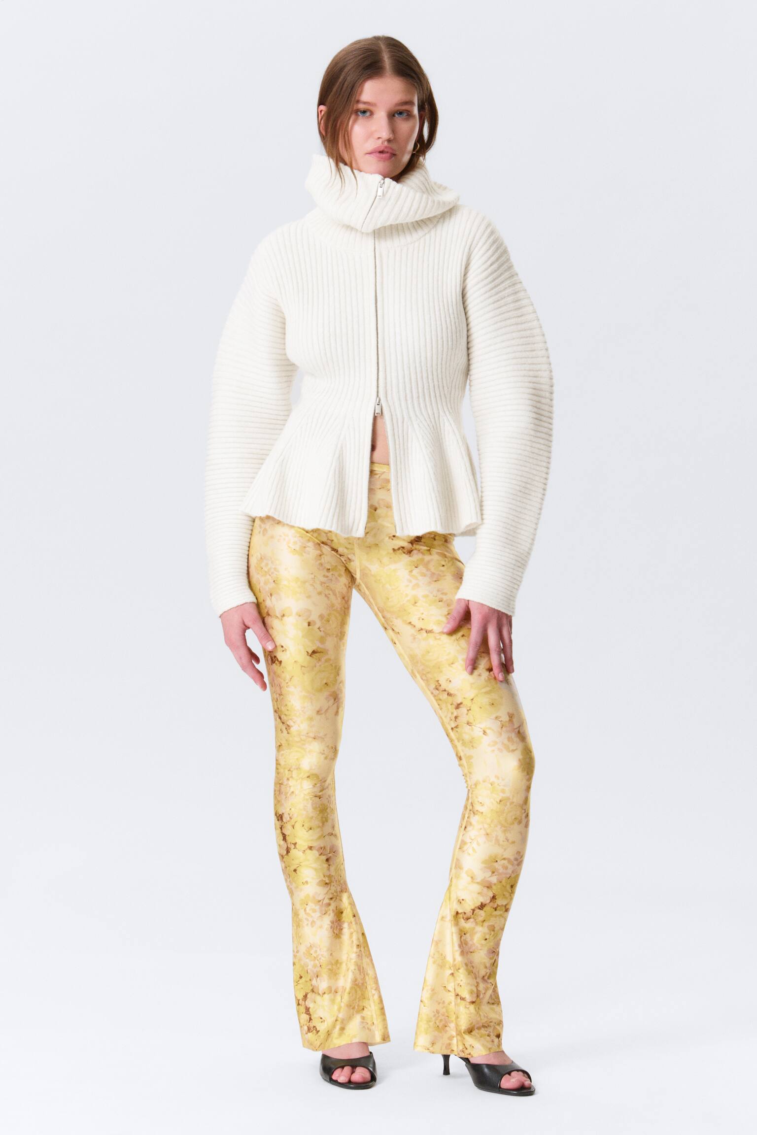 Lavtaljede, flared stretchbukser - Lysegul - Blomstret/Sort - 1