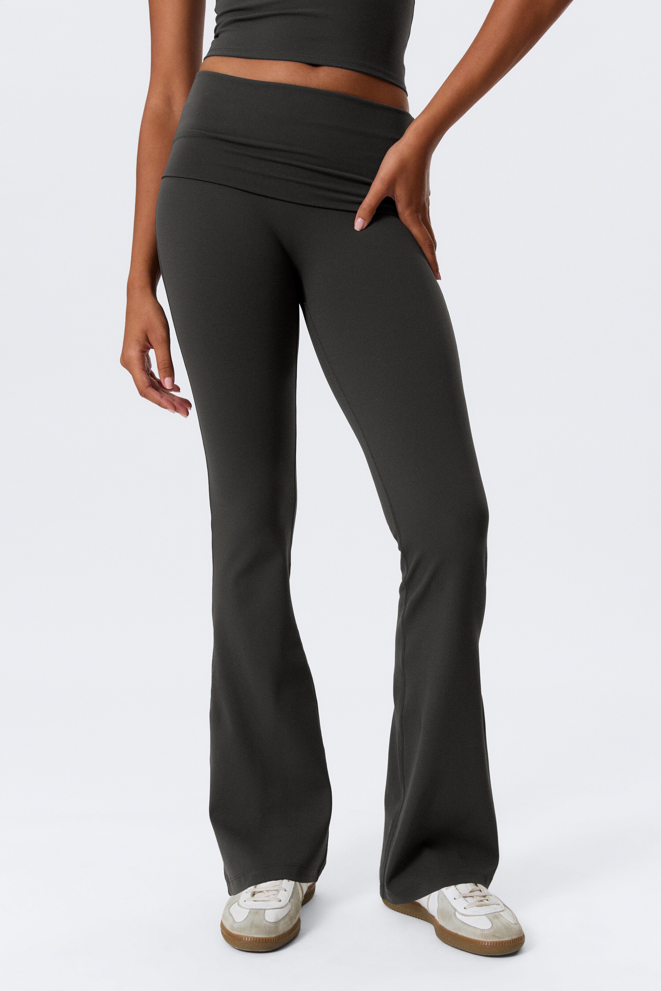 Agrandir l'image: Collants de yoga évasés à taille plissée - Dark Grey - FEMME | H&M CH 2