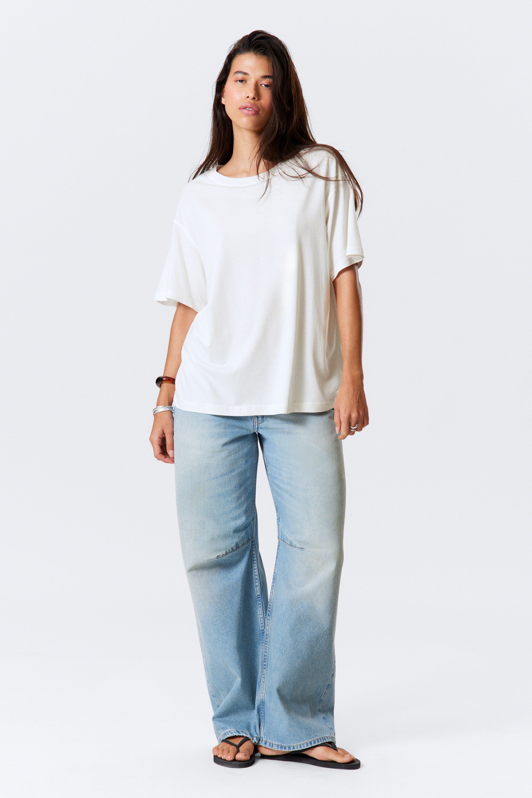 Zobacz większy obraz: Miękki T-shirt oversize z krótkim rękawem - Złamana biel - ONA | H&M PL 2