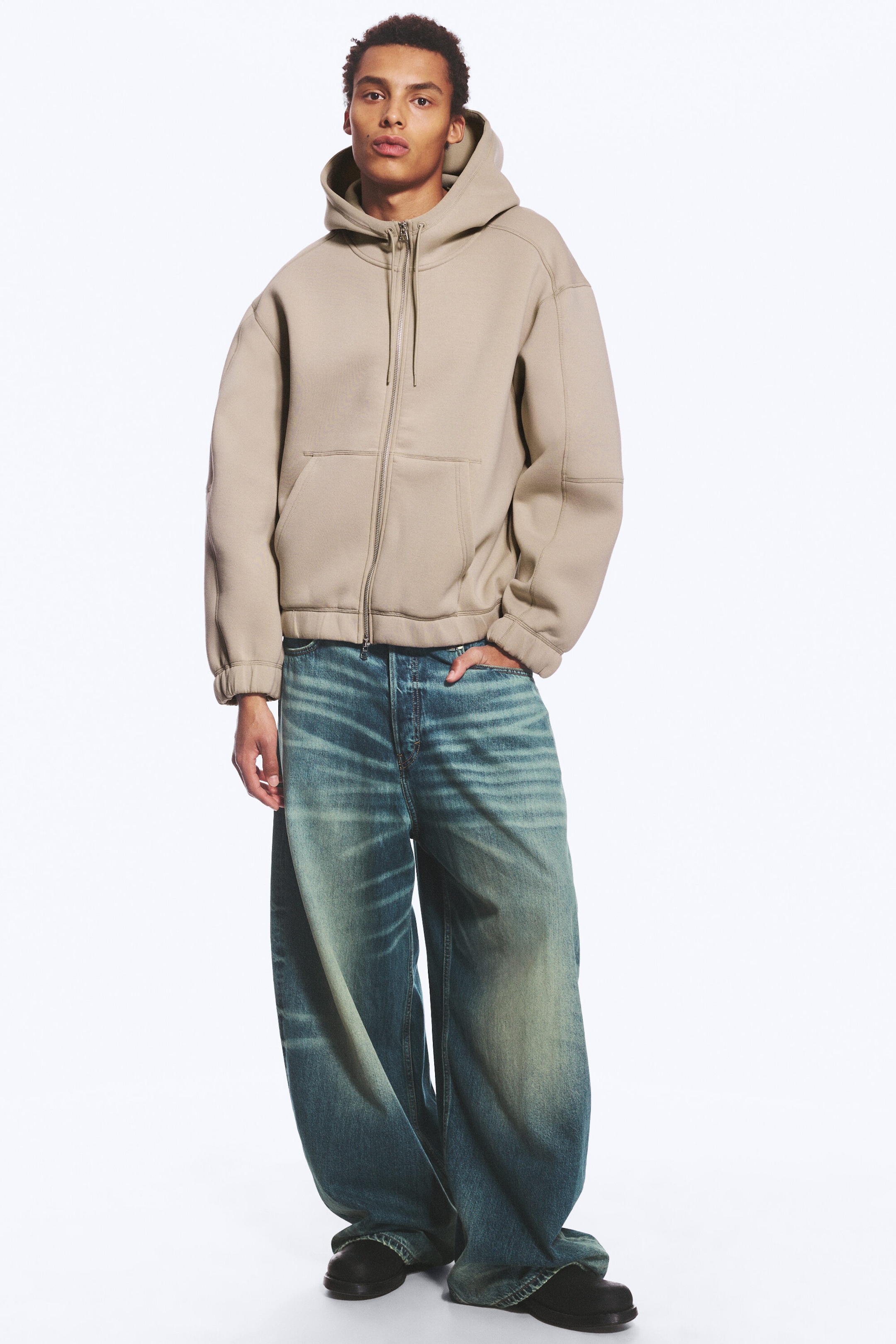 Helles, staubiges Graubraun - Scuba-Hoodie mit hohem Kragen und Reißverschluss - 2