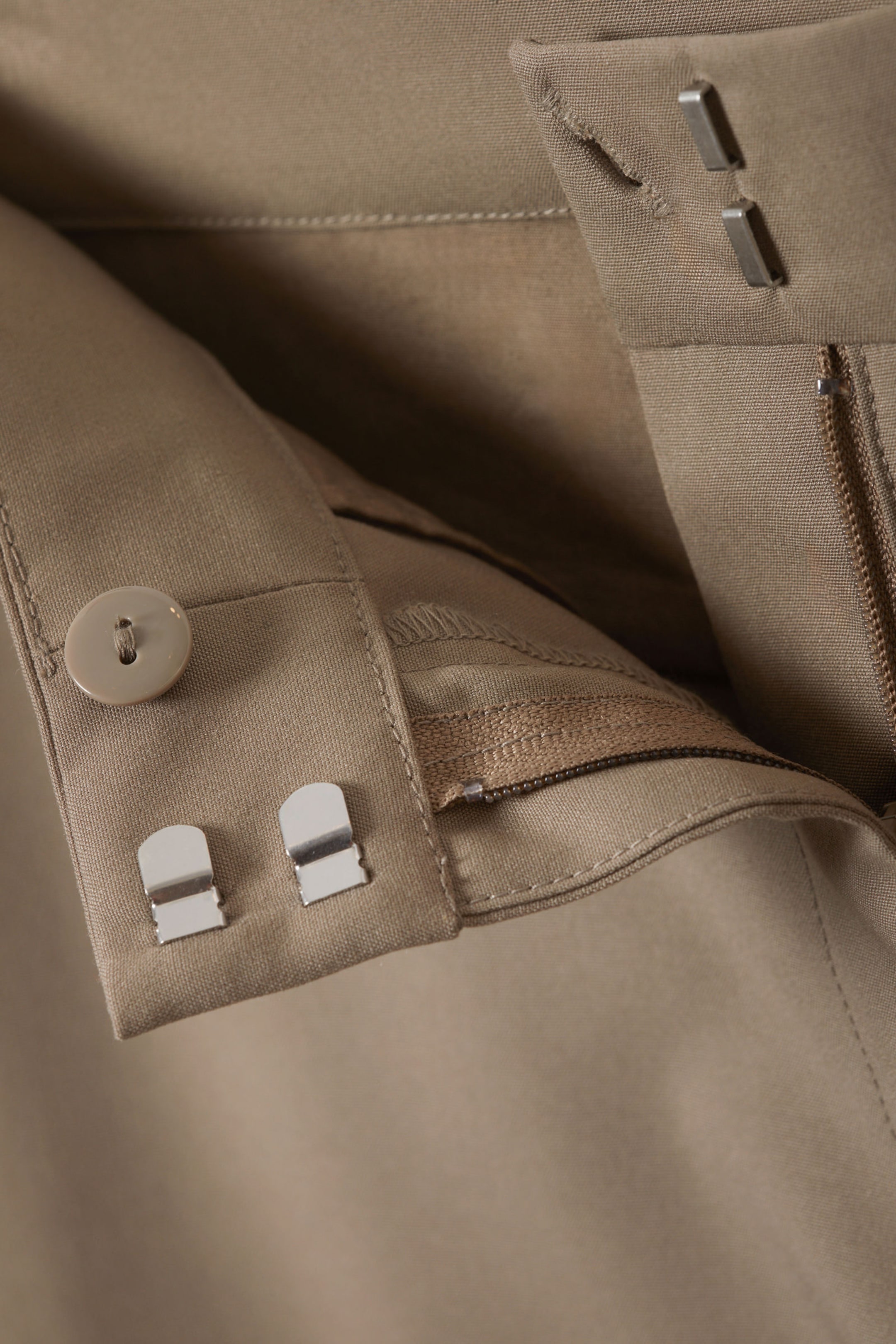 Beige - Locker geschnittene Anzughose mit niedriger Taille - 2