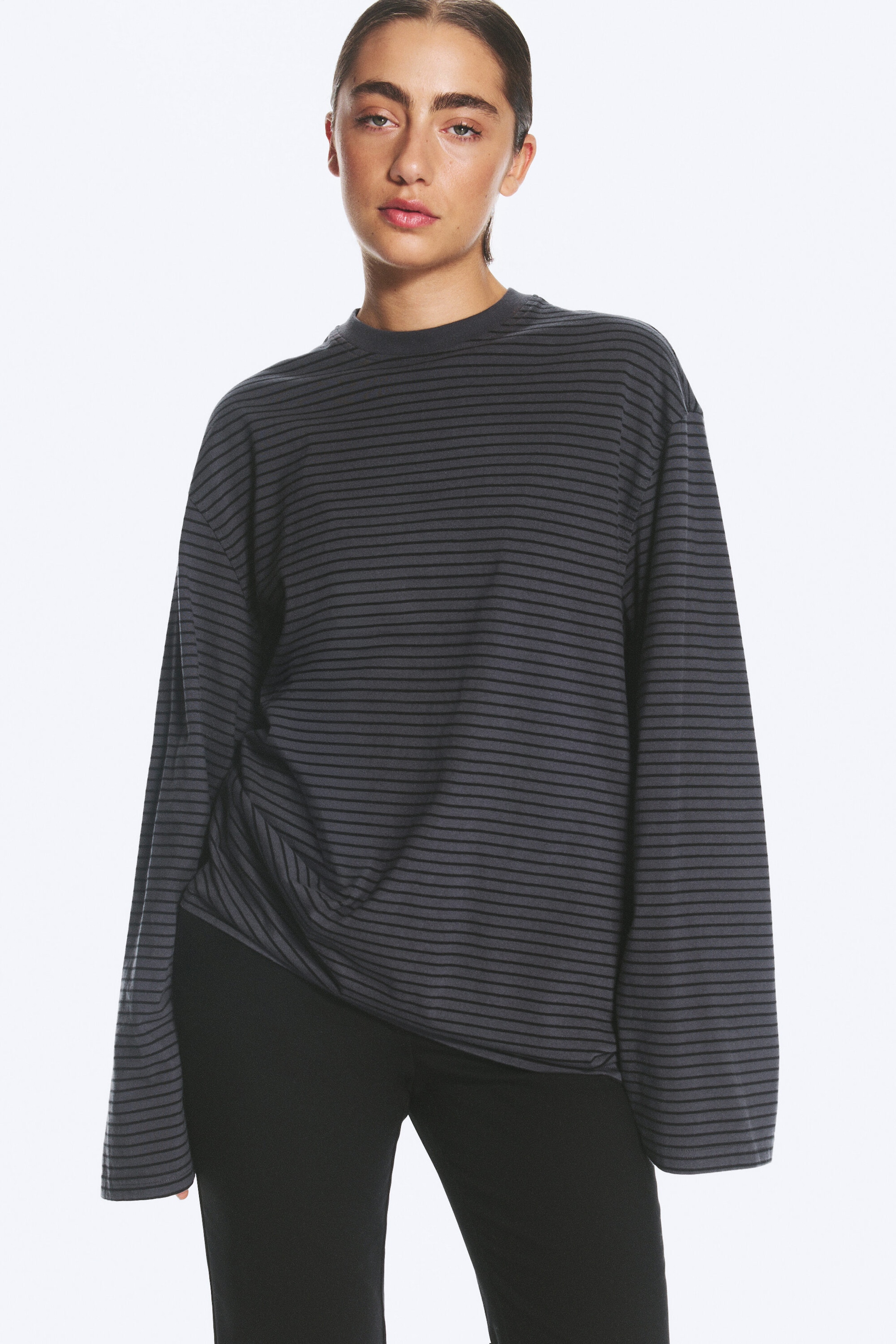 Dunkelgrau gestreift - Oversized-T-Shirt mit langen Ärmeln - 1
