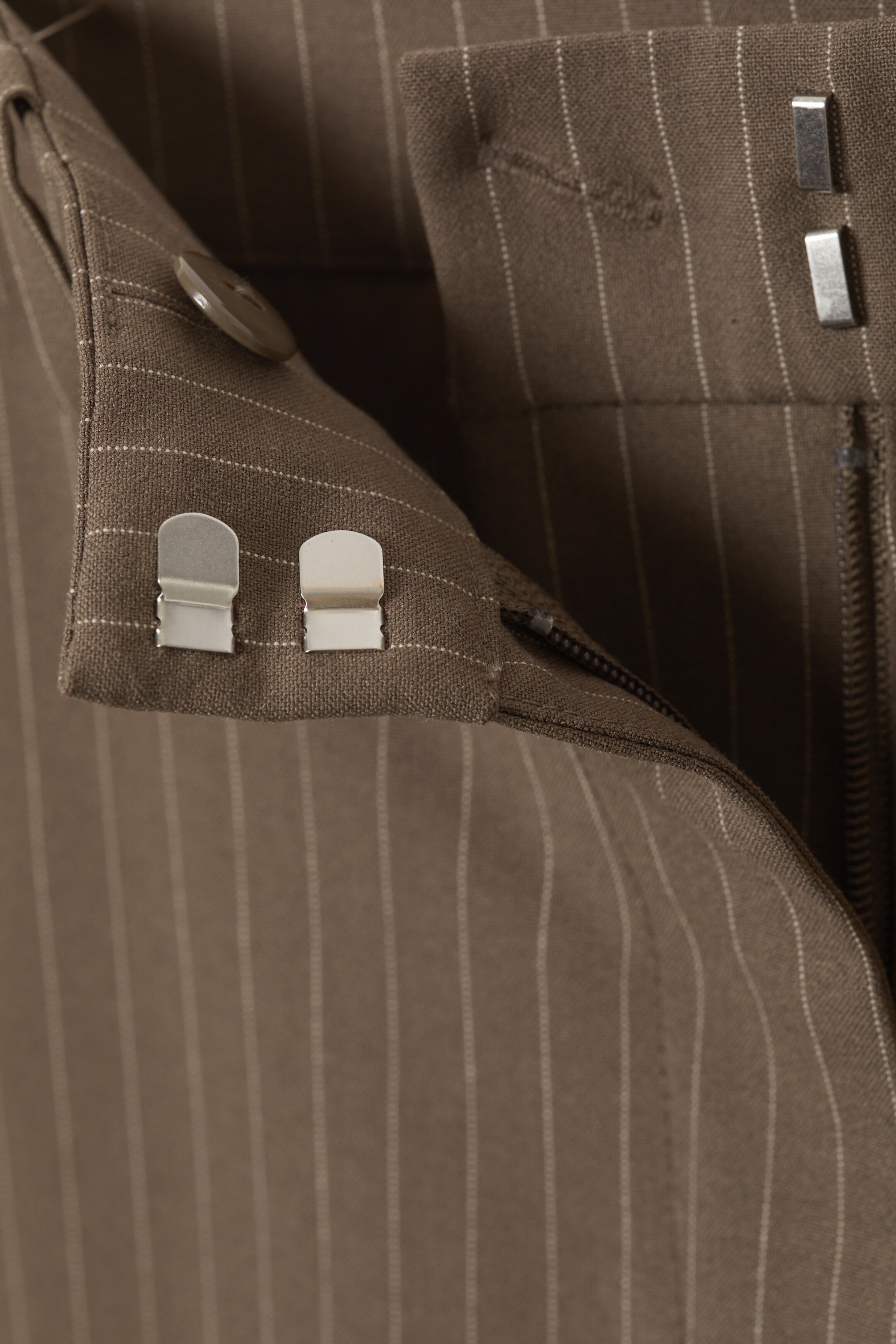Grotere afbeelding bekijken: Pantalon met lage taille in ruimvallende pasvorm - Gestreept donker taupe - DAMES | H&M NL 5