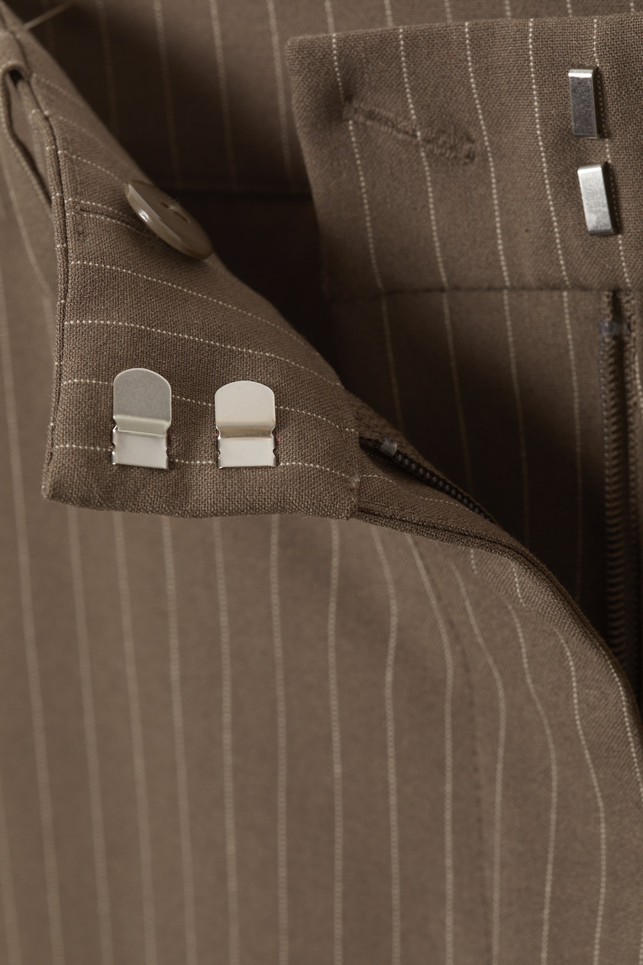 Zobrazit větší obrázek: Low-Waisted Loose Fit Suit Trousers - Pruhovaná tmavá krtčí - ŽENY | H&M CZ 5