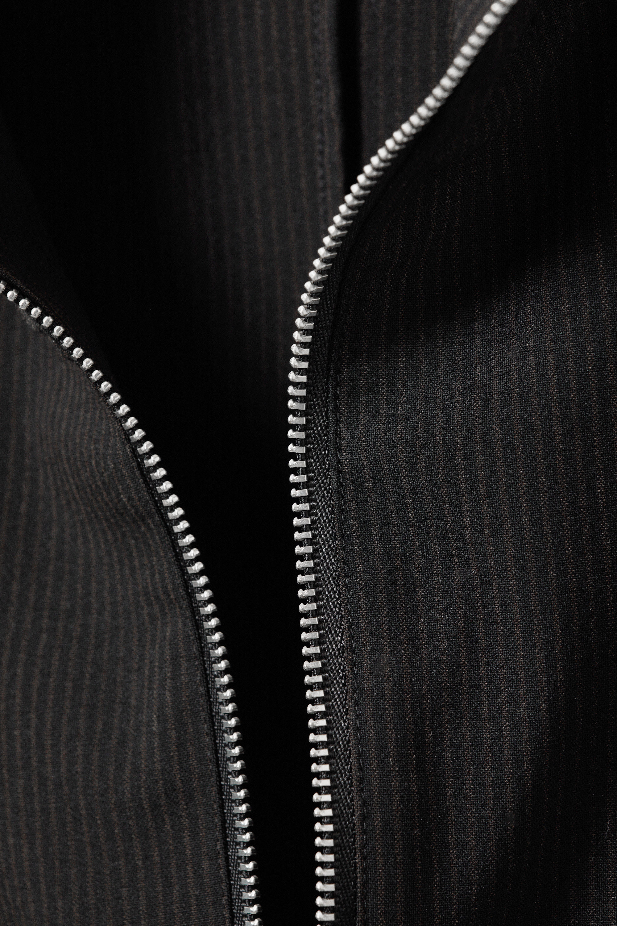 Schwarz mit Streifen - Schmal geschnittenes langärmeliges Zip-Shirt - 5