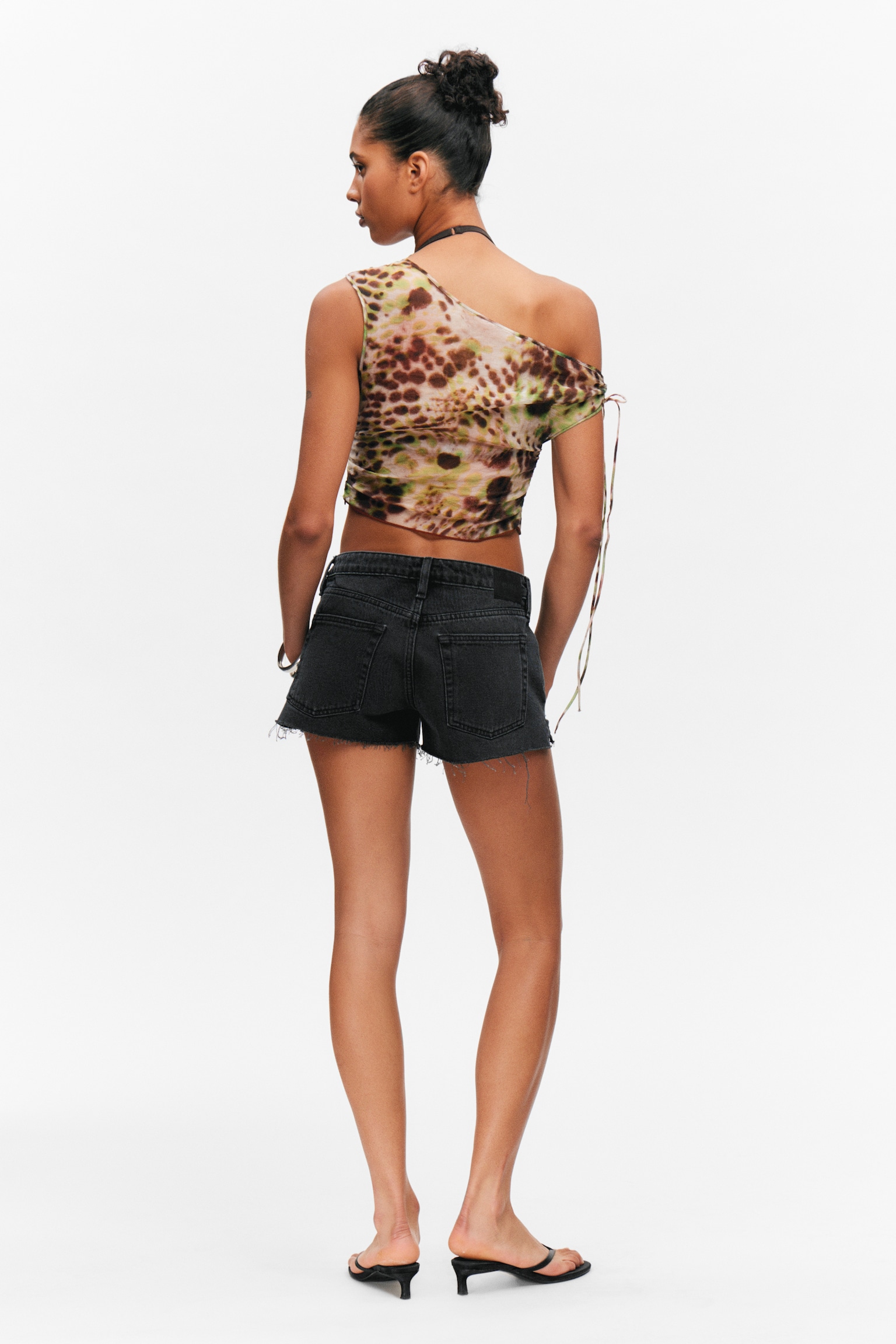 Transparentes, asymmetrisches Top mit Kordelzug - Florale Tupfen in Braun & Grün/Braun - 4