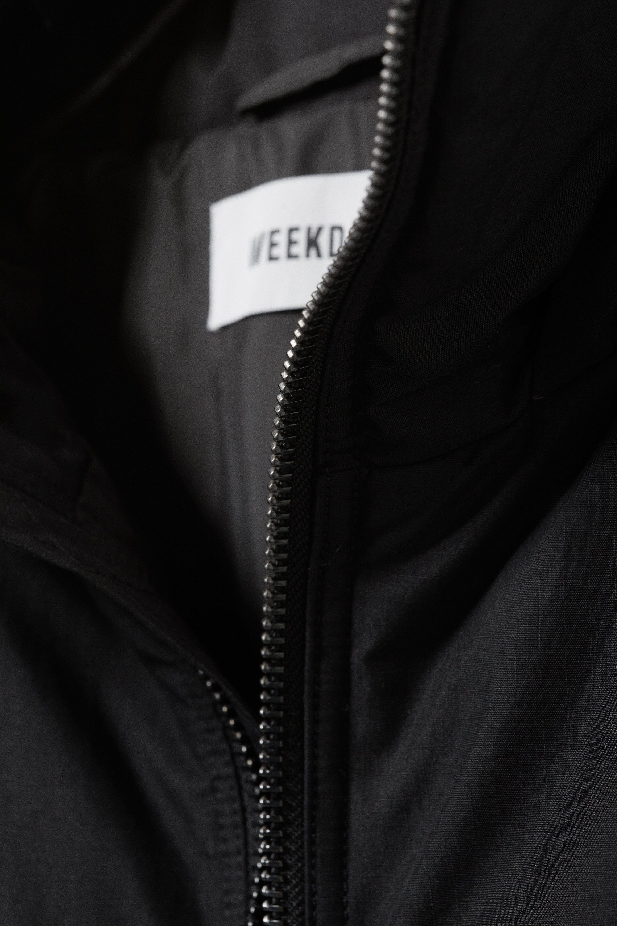 Schwarz - Gefütterte Daunenjacke mit Kapuze - 8