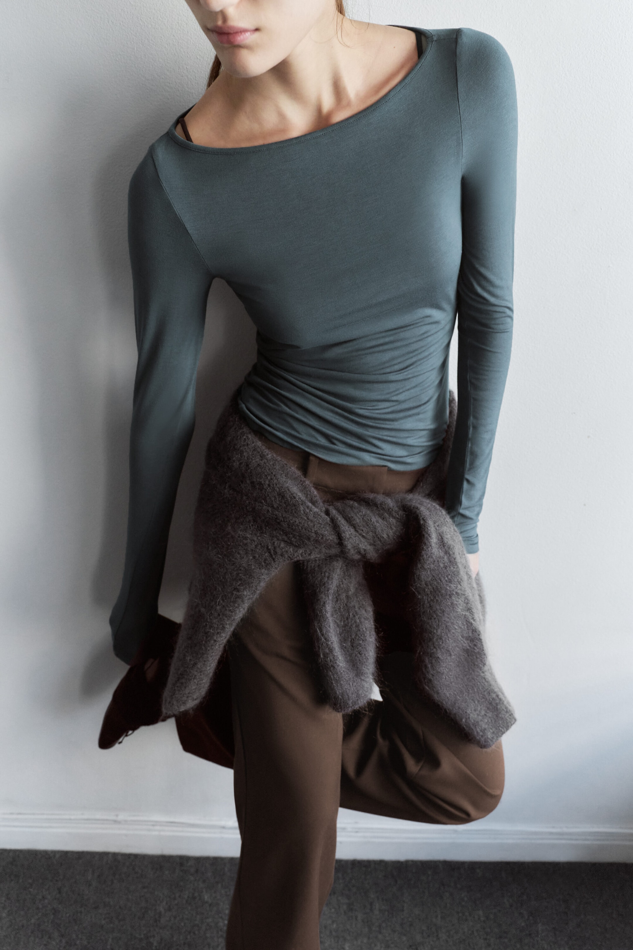 Petrolblå - Sheer langermet topp med båthals - 2