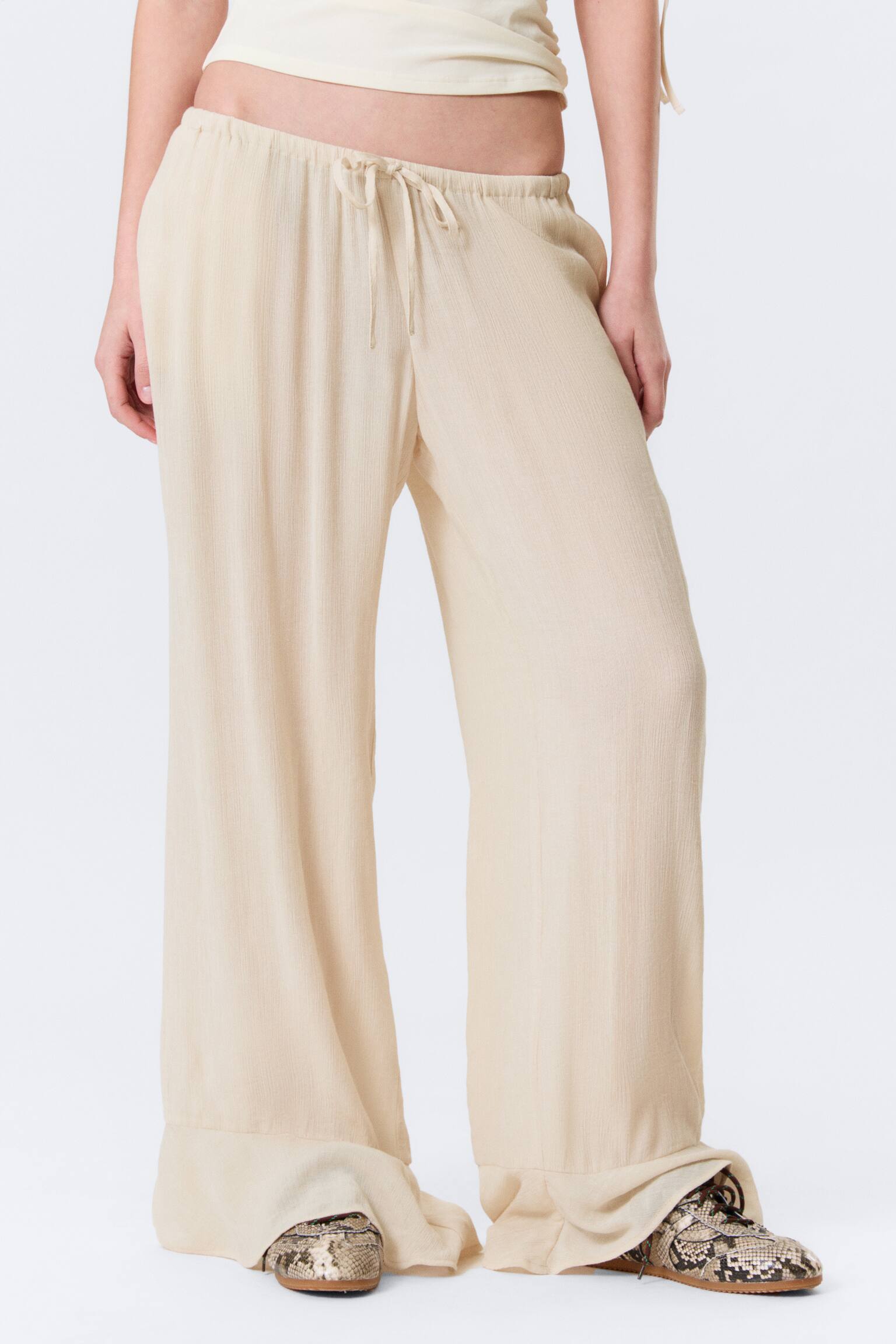 Lediga byxor med volang - Ljusbeige/Brun/Beige - Ormskinnsmönstrad - 3