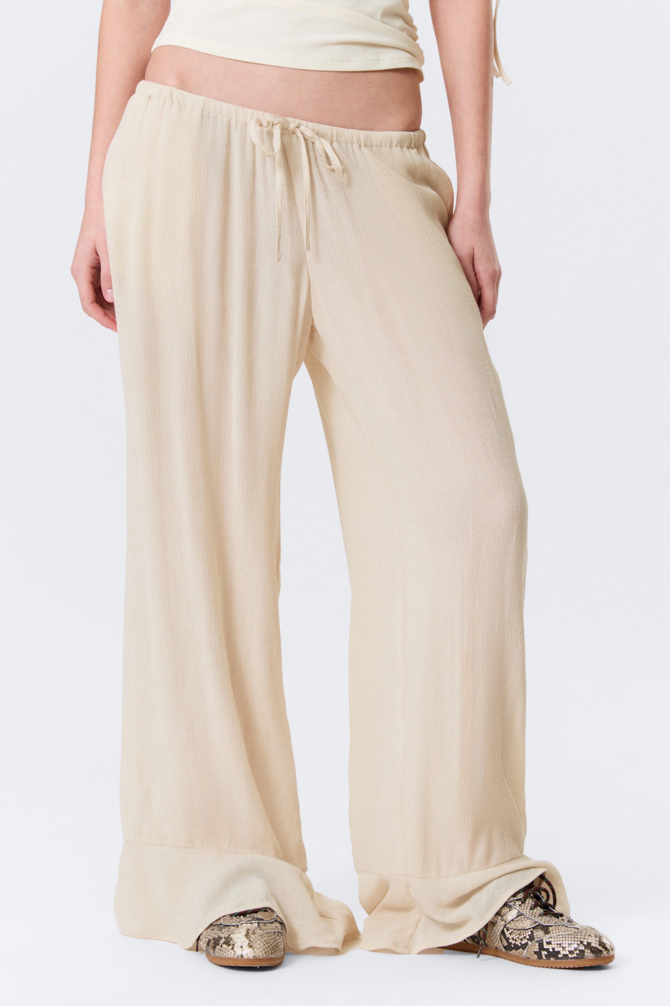 Helles Beige - Lockere Hose mit mittlerer Bundhöhe und Volants - 2