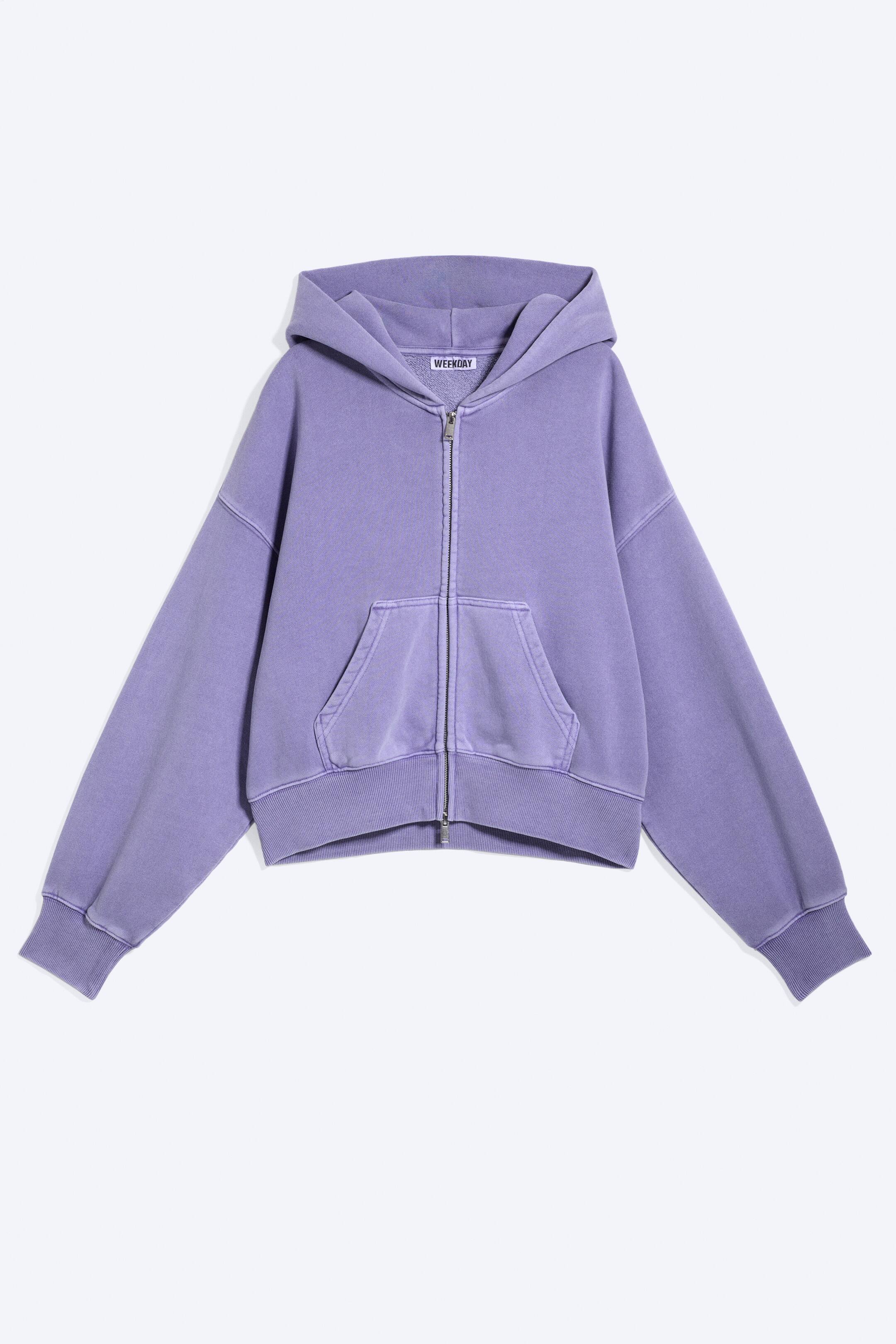 Agrandir l'image: Un sweat à capuche zippé violet délavé est présenté de face, affichant une silhouette carrée et raccourcie. Il est doté d'une capuche sans cordon de serrage, d'une fermeture éclair à l'avant, de poches kangourou, ainsi que de poignets et d'un ourlet côtelés.