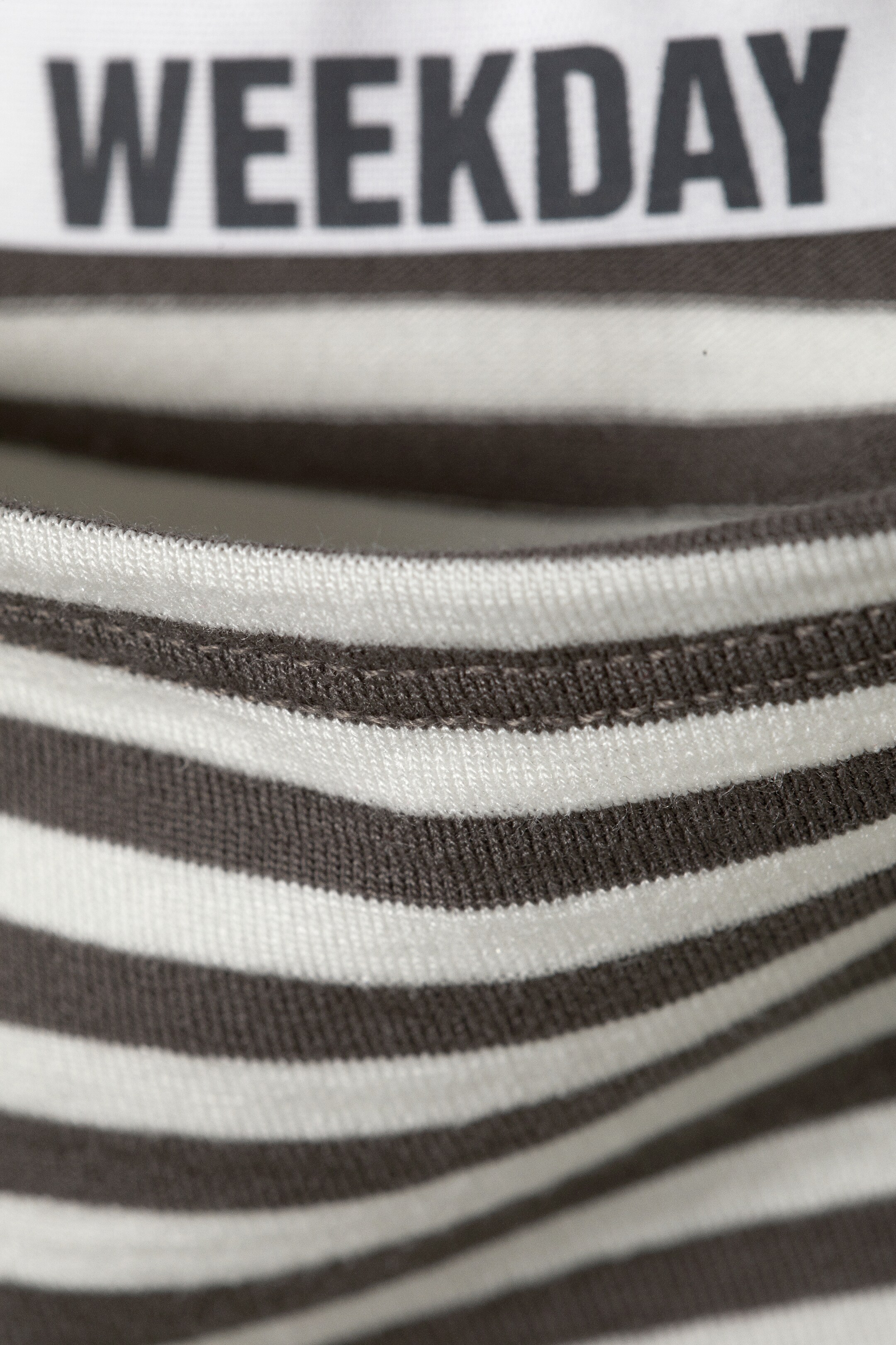 Visa större bild: Annie ärmlös randig topp med båtringning - Grå & Vit Randig - DAM | H&M SE 5