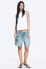 Coastal Blue - Hellblau - Schräg geschnittene Low-Waist-Jeansshorts - 0