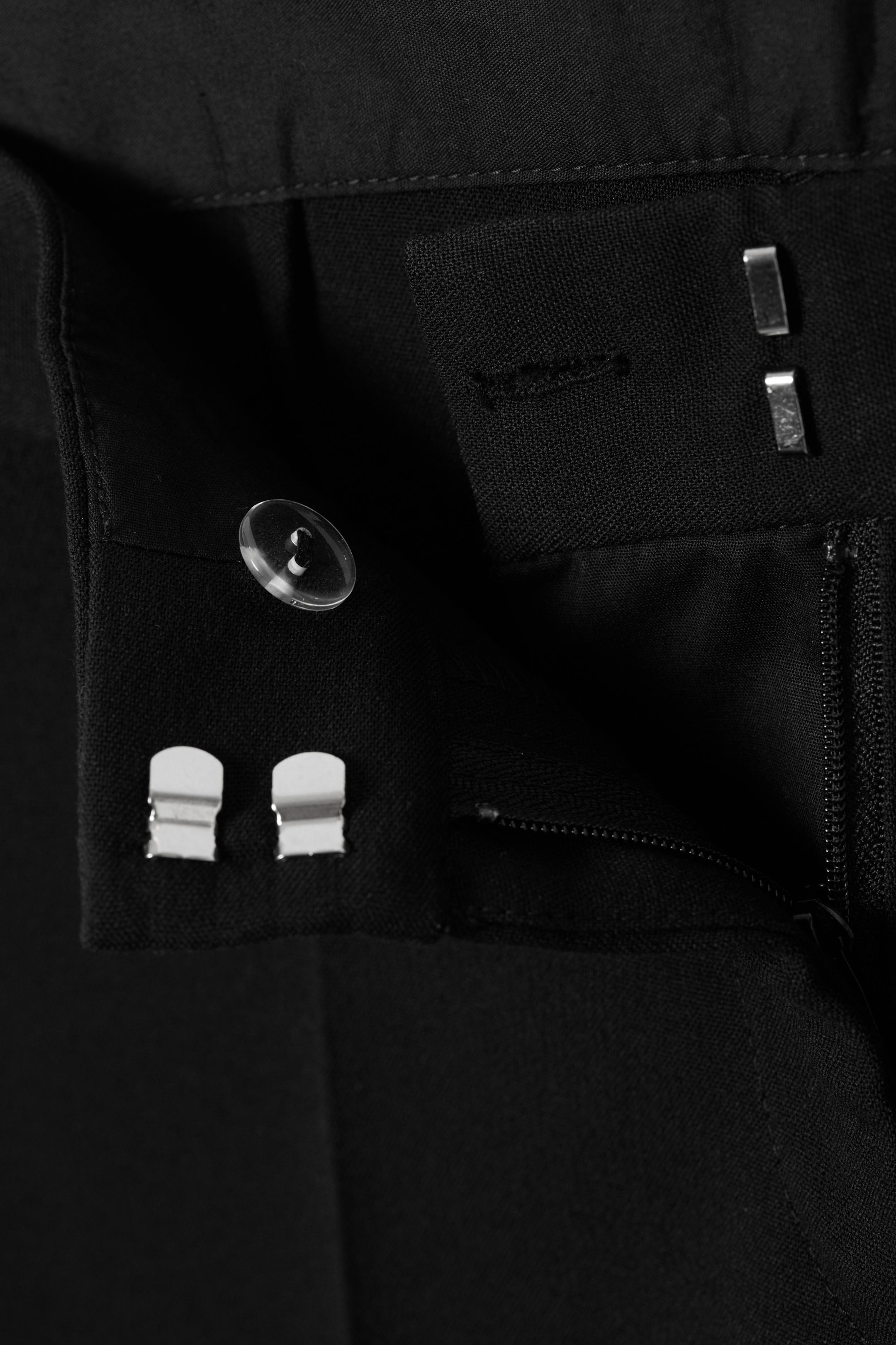 Schwarz - Ausgestellte Anzughose mit niedrigem Bund - 5