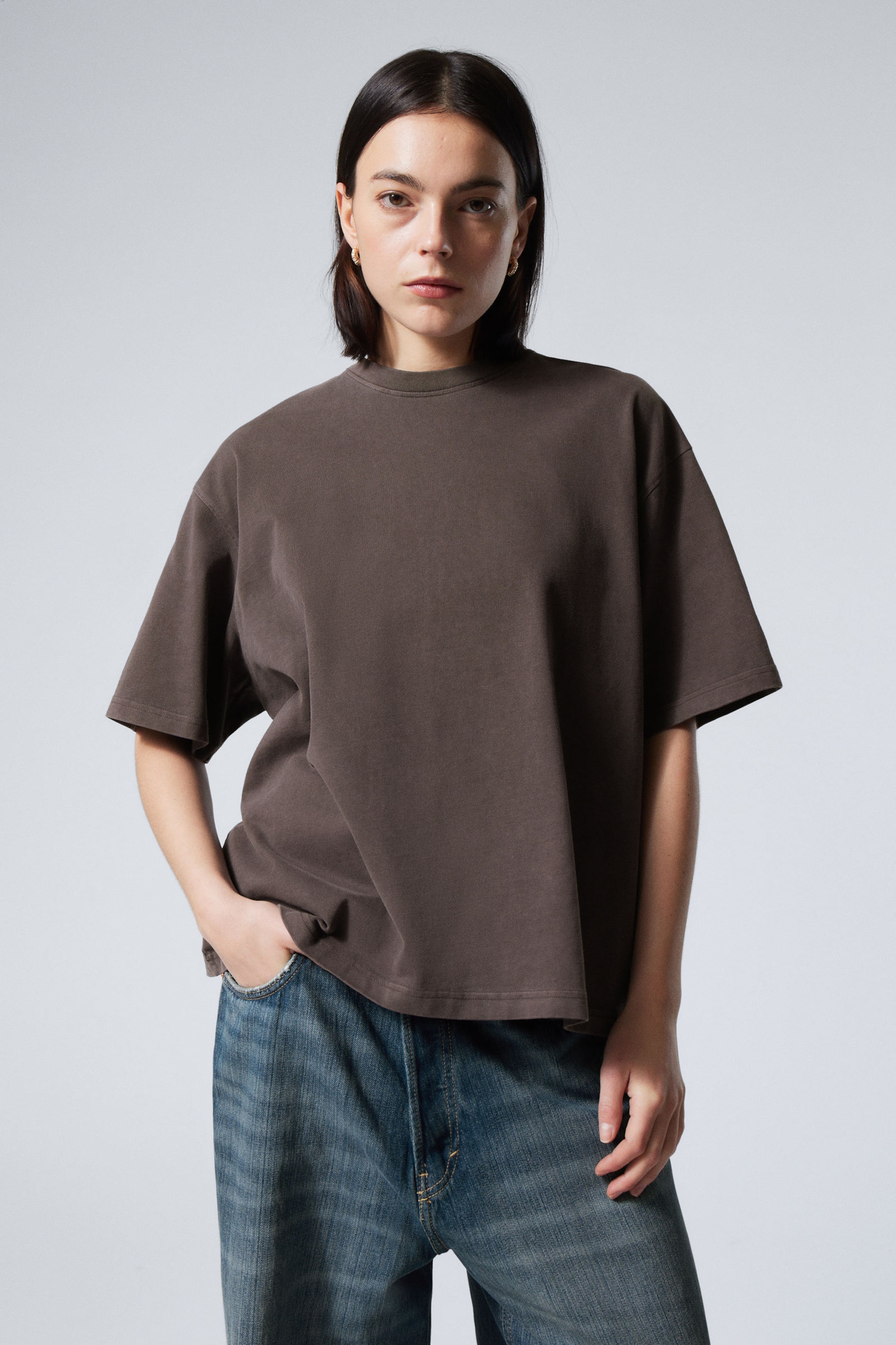 Verwaschenes Dunkelbraun - Oversized T-Shirt aus schwerem Stoff - 1