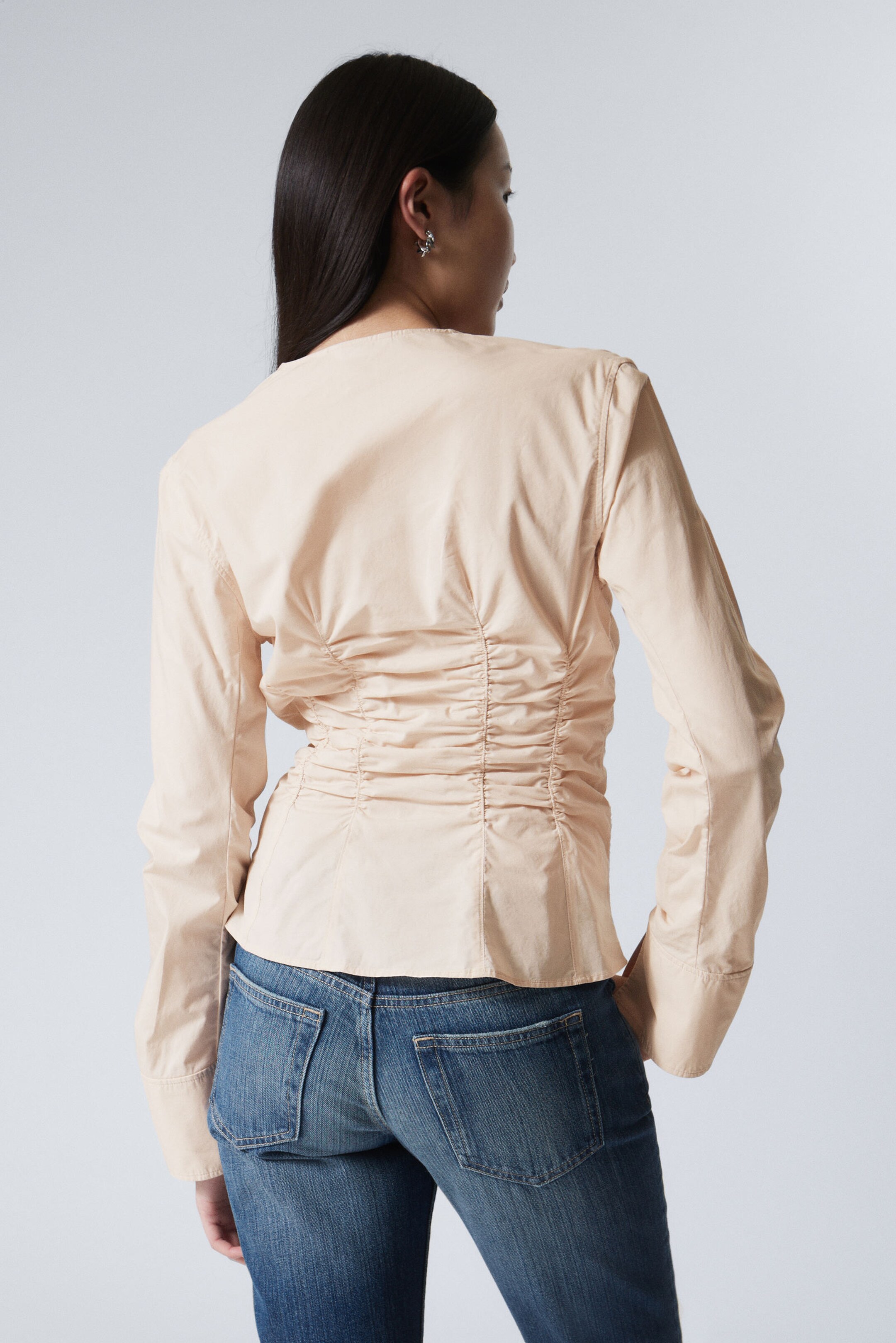 Beige - Gerafftes Popeline-Hemd mit V-Ausschnitt - 2