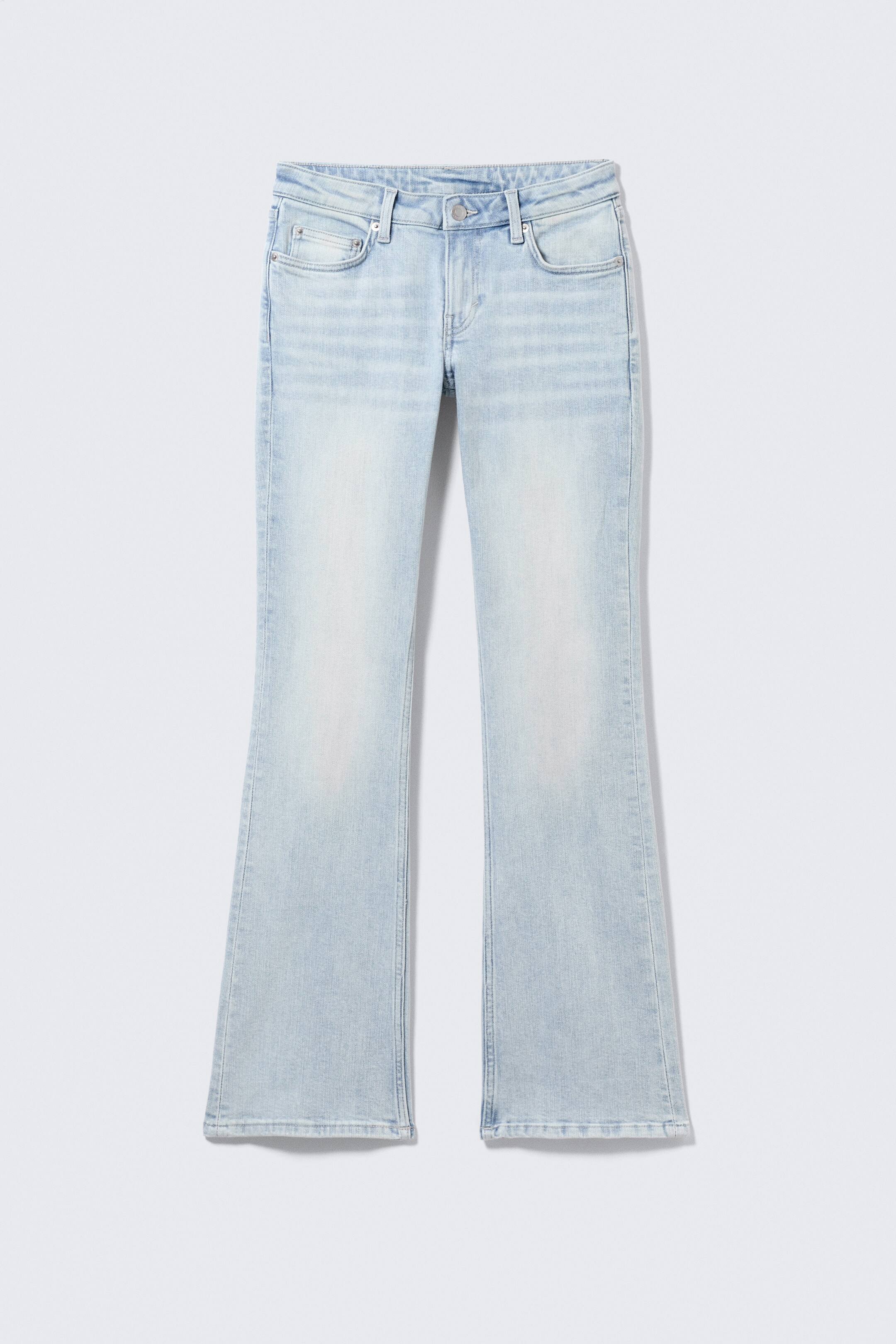 Agrandir l'image: Un jean bleu clair est présenté de face, avec une taille basse, une coupe ajustée au niveau des cuisses et une jambe évasée. Il est confectionné en denim super stretch, affichant une construction classique à cinq poches, une fermeture éclair avec bouton, et des délavages subtils.