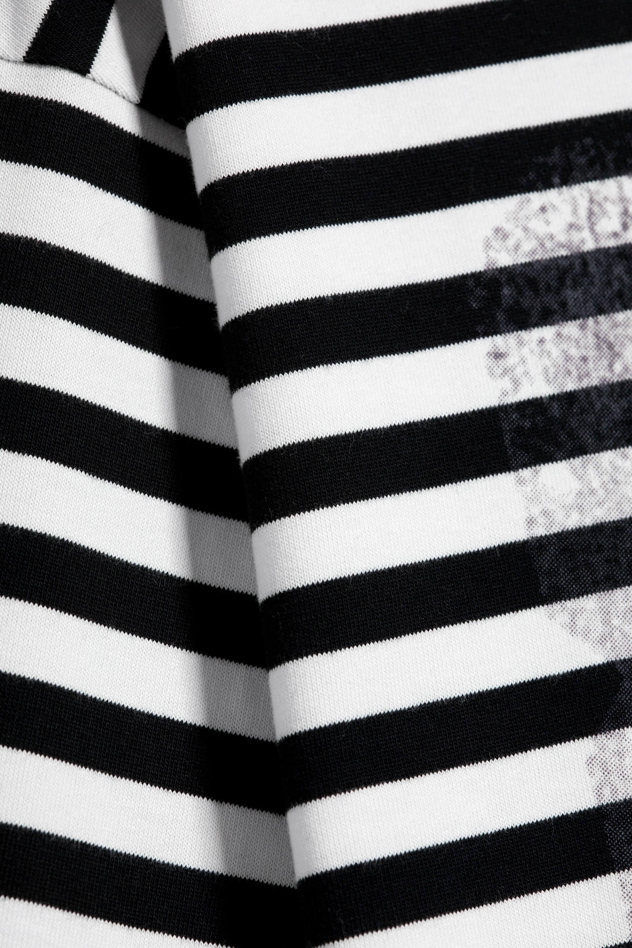 Gestreift Weiß/Schwarz - Kastiges Langarmshirt mit Grafikprint - 5