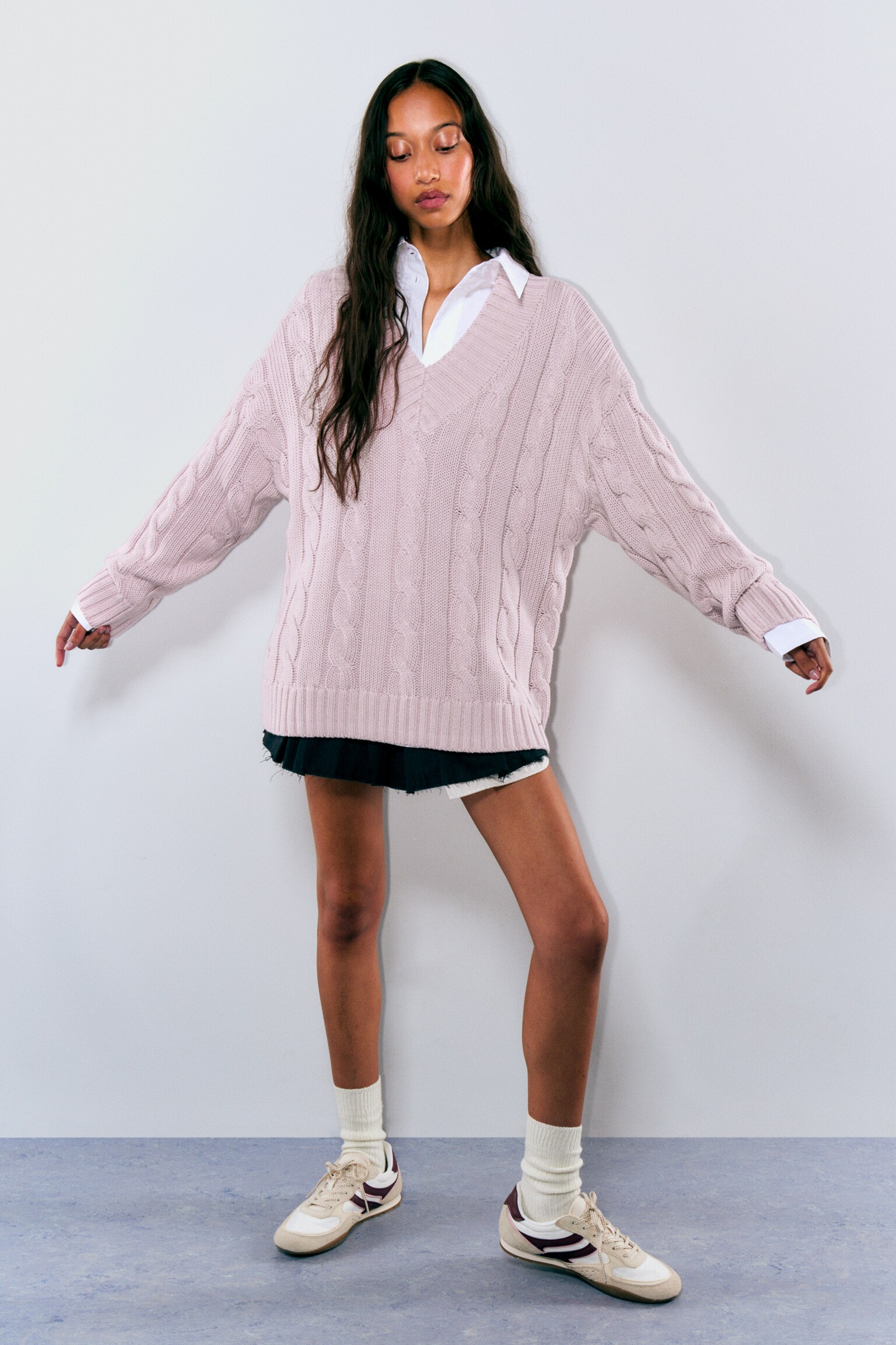 Zopfmusterpullover mit V-Ausschnitt - Altrosa/Weiß - 4