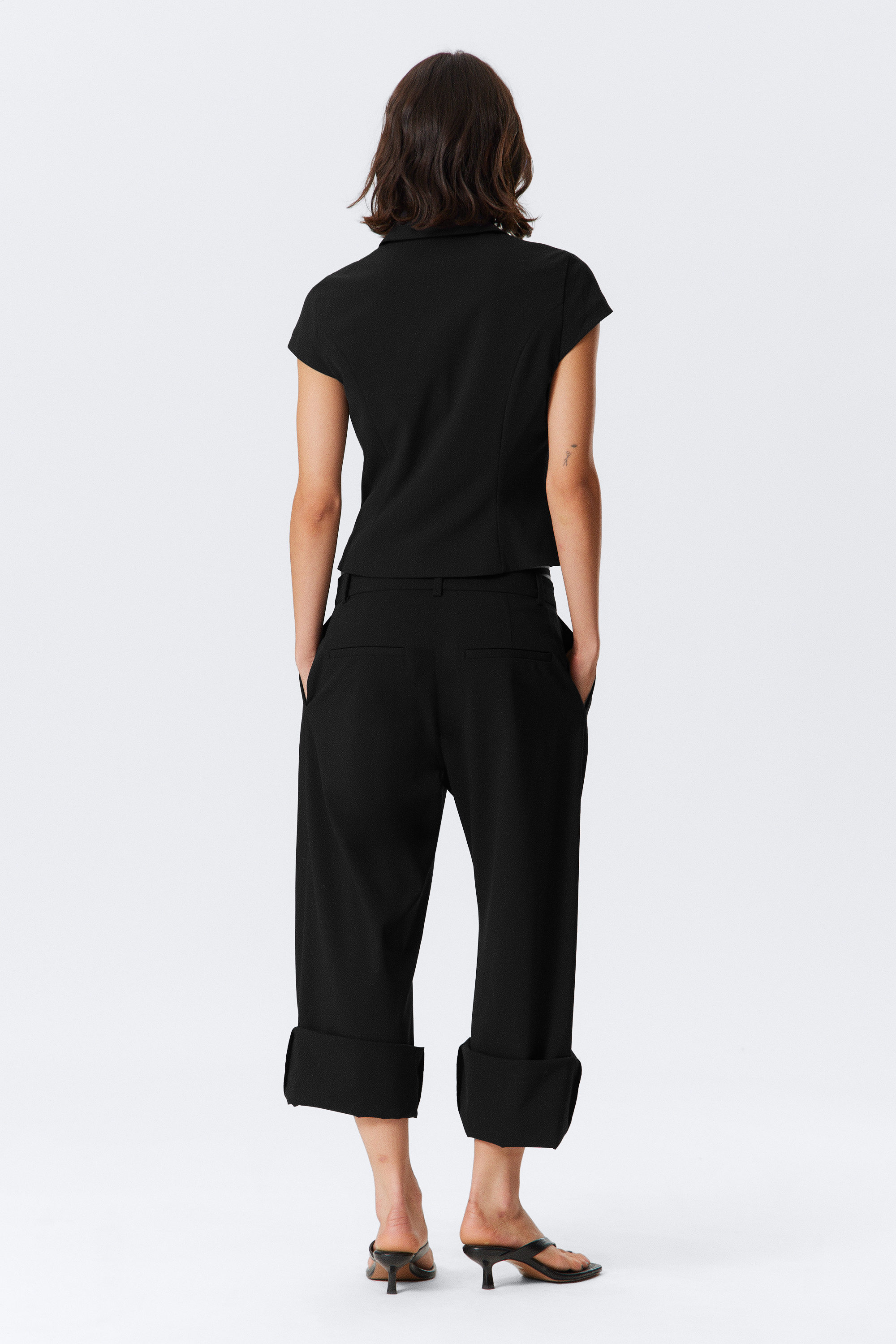 Schwarz - Eng anliegendes Kurzarm-Top mit Reißverschluss - 2