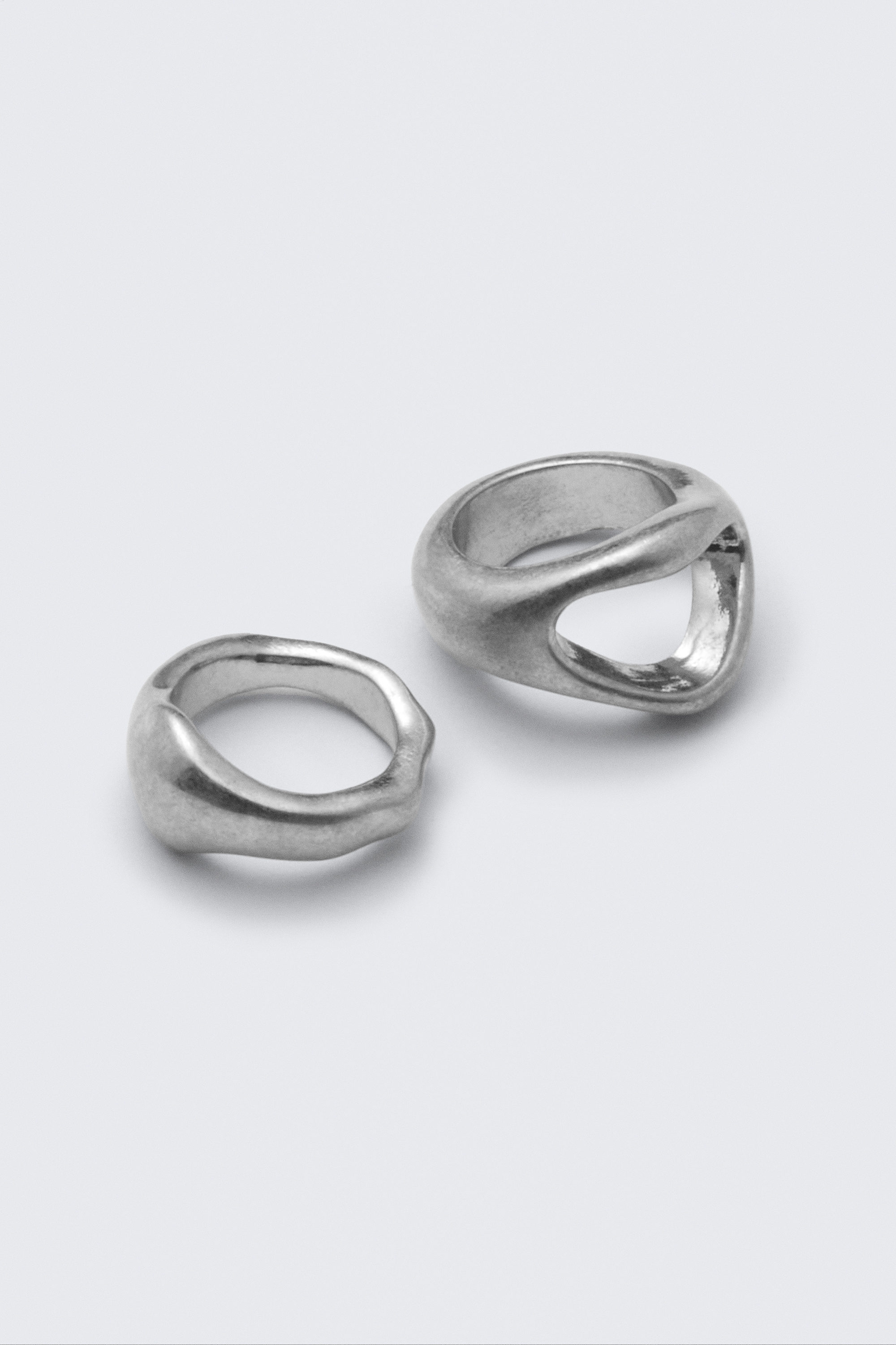 Staubiges Silber - 2er-Pack skulpturale Ringe - 1