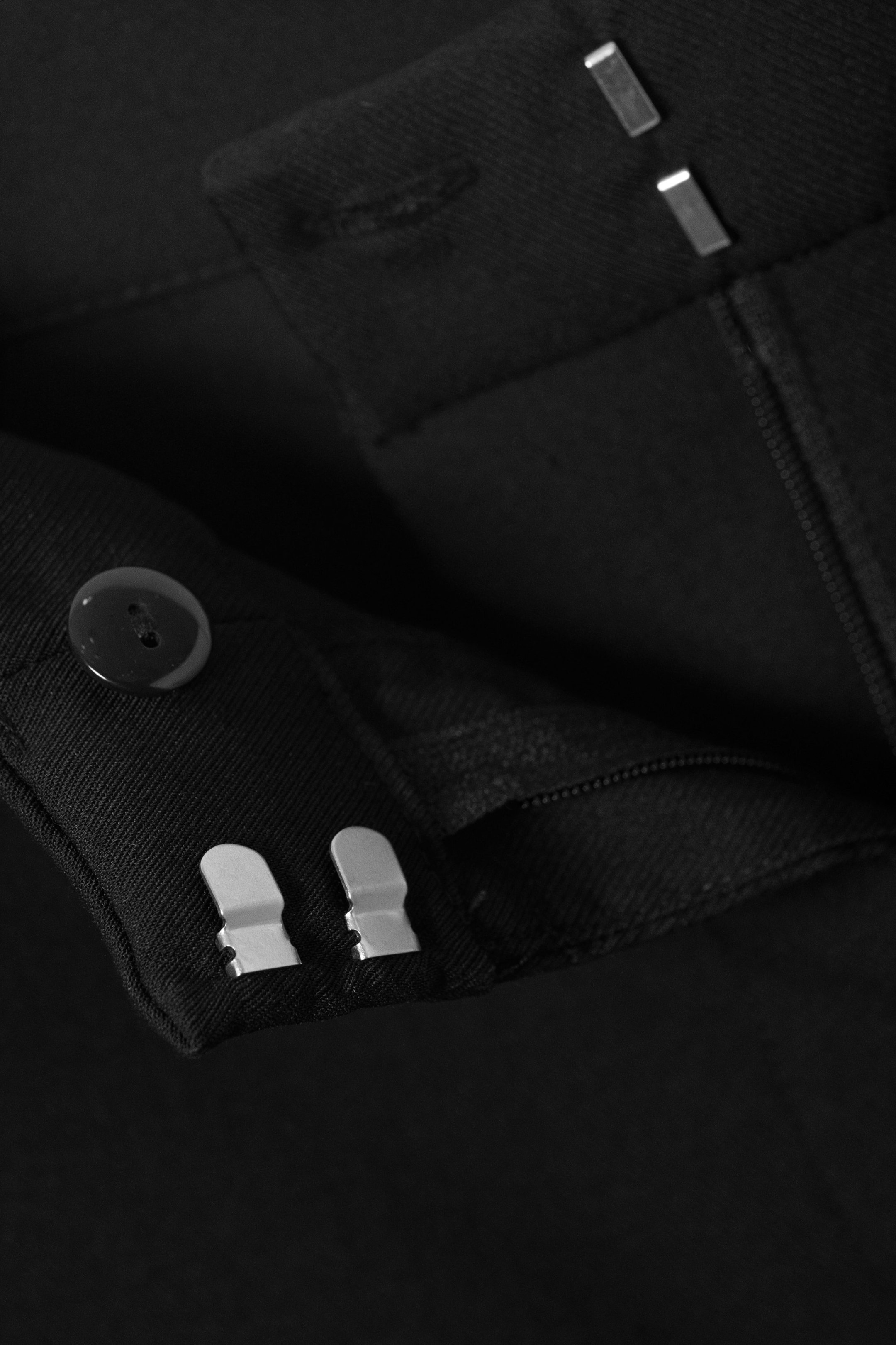 Black - HANNE H CAPRI SUITING TROUSERS - 5