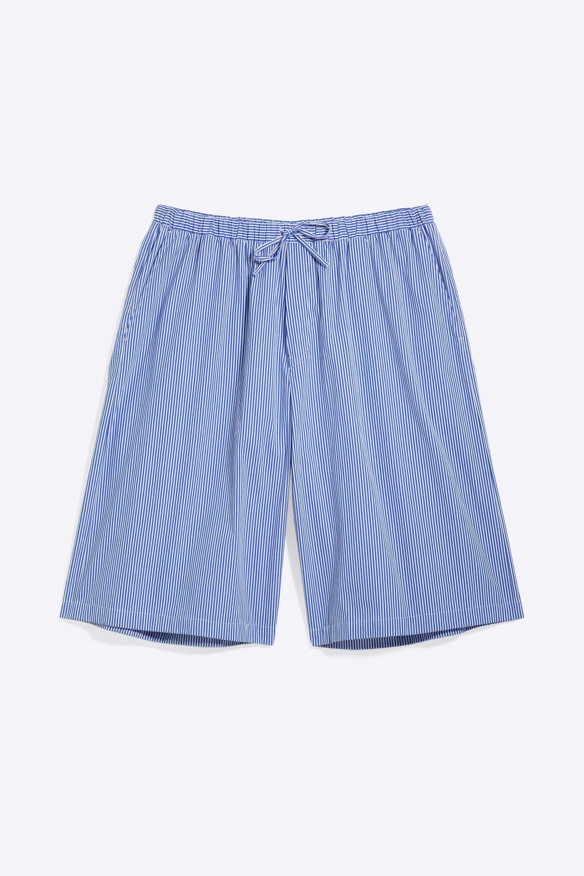 Baumwollshorts in Knielänge mit Kordelzug - Gestreift in Blau/Weiß