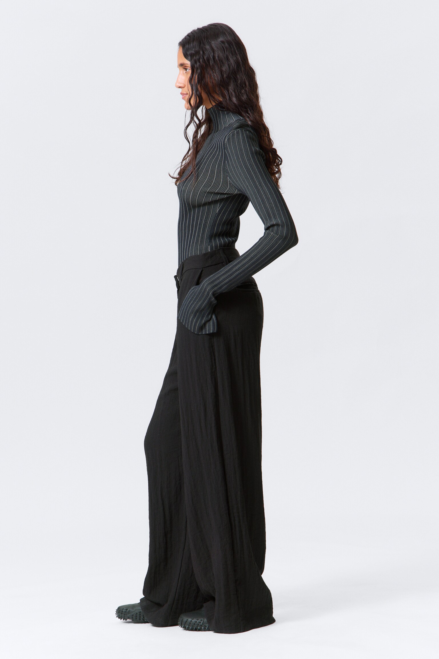 Low Rise Wide Leg Crinkled Trousers - Black/Beige - 8