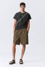 Khaki - Weite Twill-Anzugshorts mit Kordelzug - 0