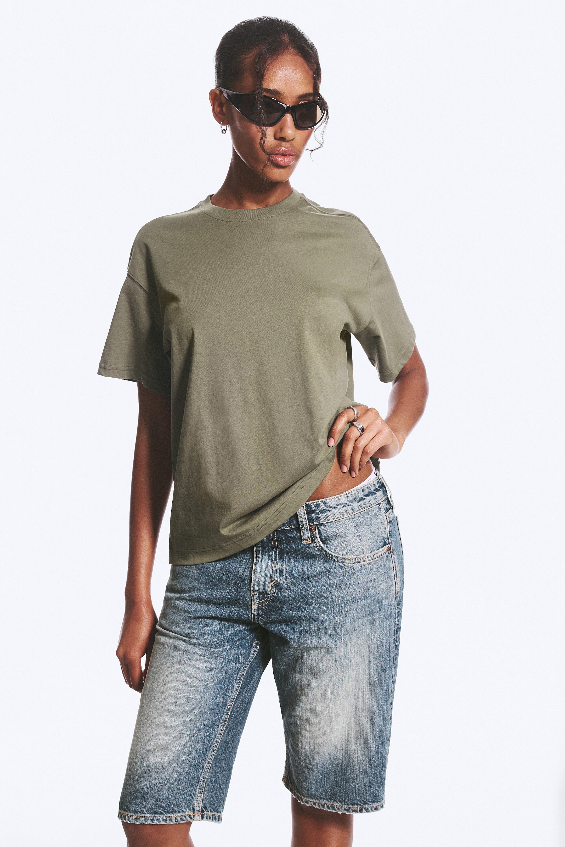 Staubiges Khakigrün - Relaxtes Boxy-T-Shirt aus Baumwolle - 1