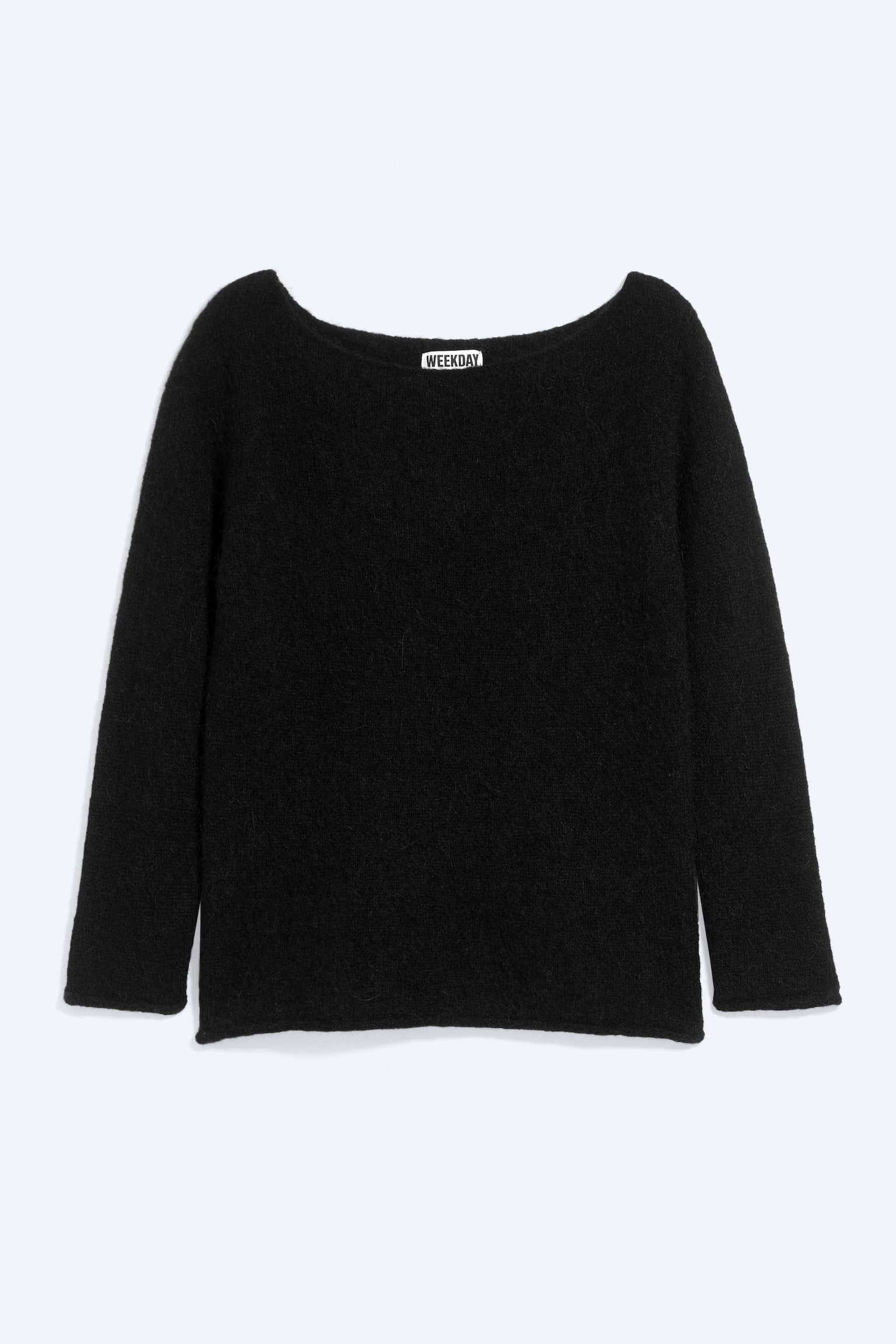 Ein schwarzer Strickpullover ist von vorne zu sehen, mit weitem U-Boot-Ausschnitt und DreiviertelÃ¤rmeln. Das flauschige KleidungsstÃ¼ck aus Alpaka-Wollmischung zeigt eine glatte Strickkonstruktion mit umgeschlagenen Kanten an Saum und ÃrmelabschlÃ¼ssen.